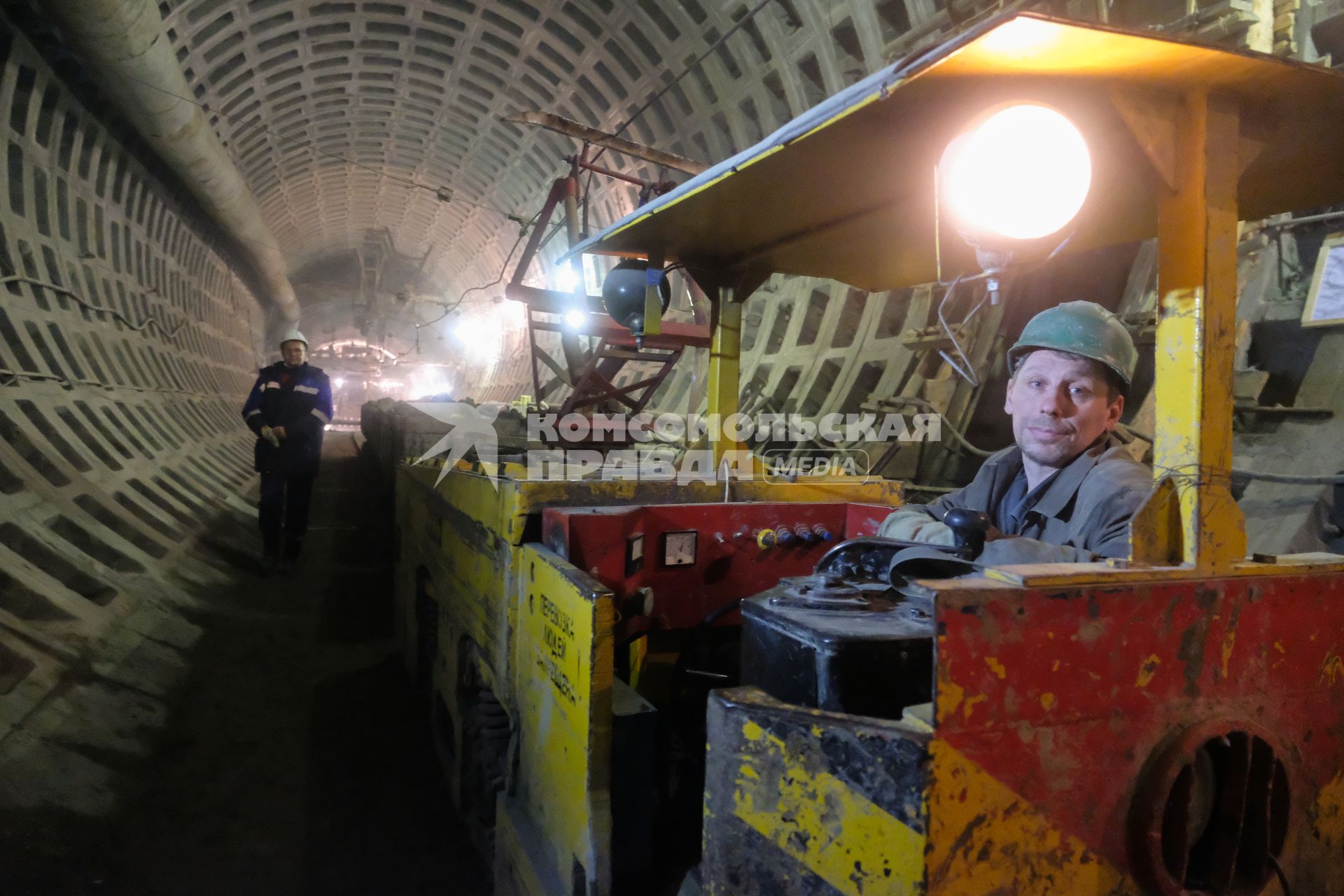 Санкт-Петербург.  Рабчий в тоннеле строящейся станции  Юго-Западная  Петербургского метрополитена на Красносельско-Калининской линии.