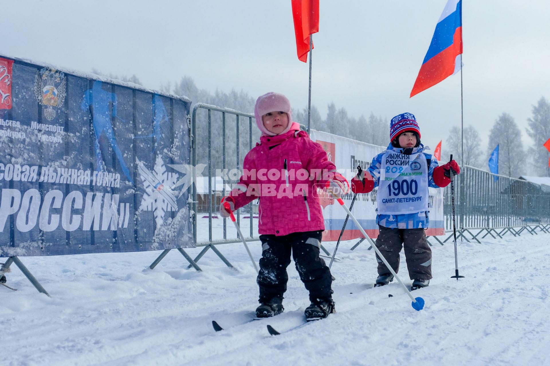 Санкт-Петербург.   Юные участники на дистанции Всероссийской массовой гонки `Лыжня России - 2021`.