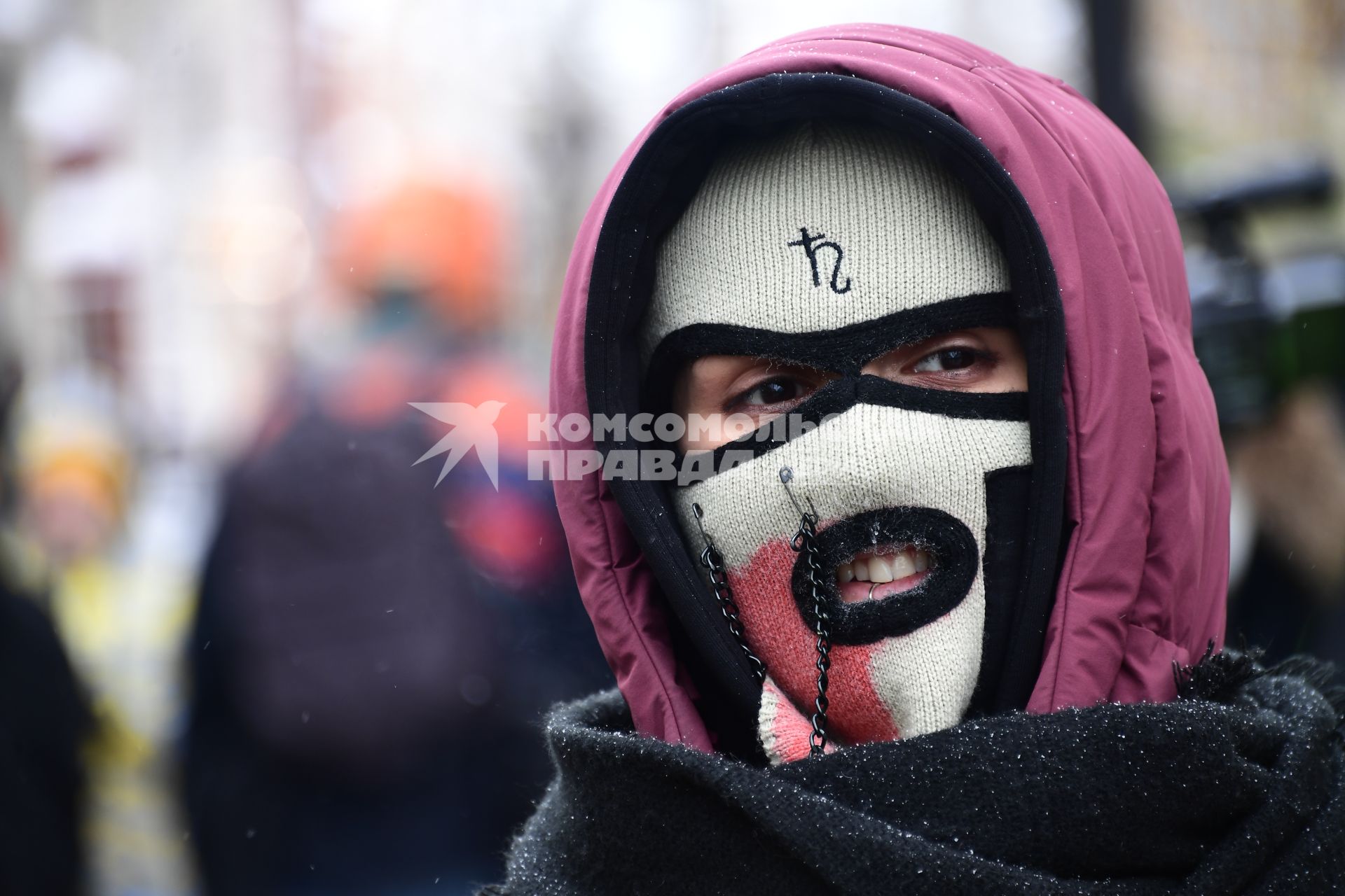 Москва. Участница несогласованной акции `Цепь солидарности` на Старом Арбате.