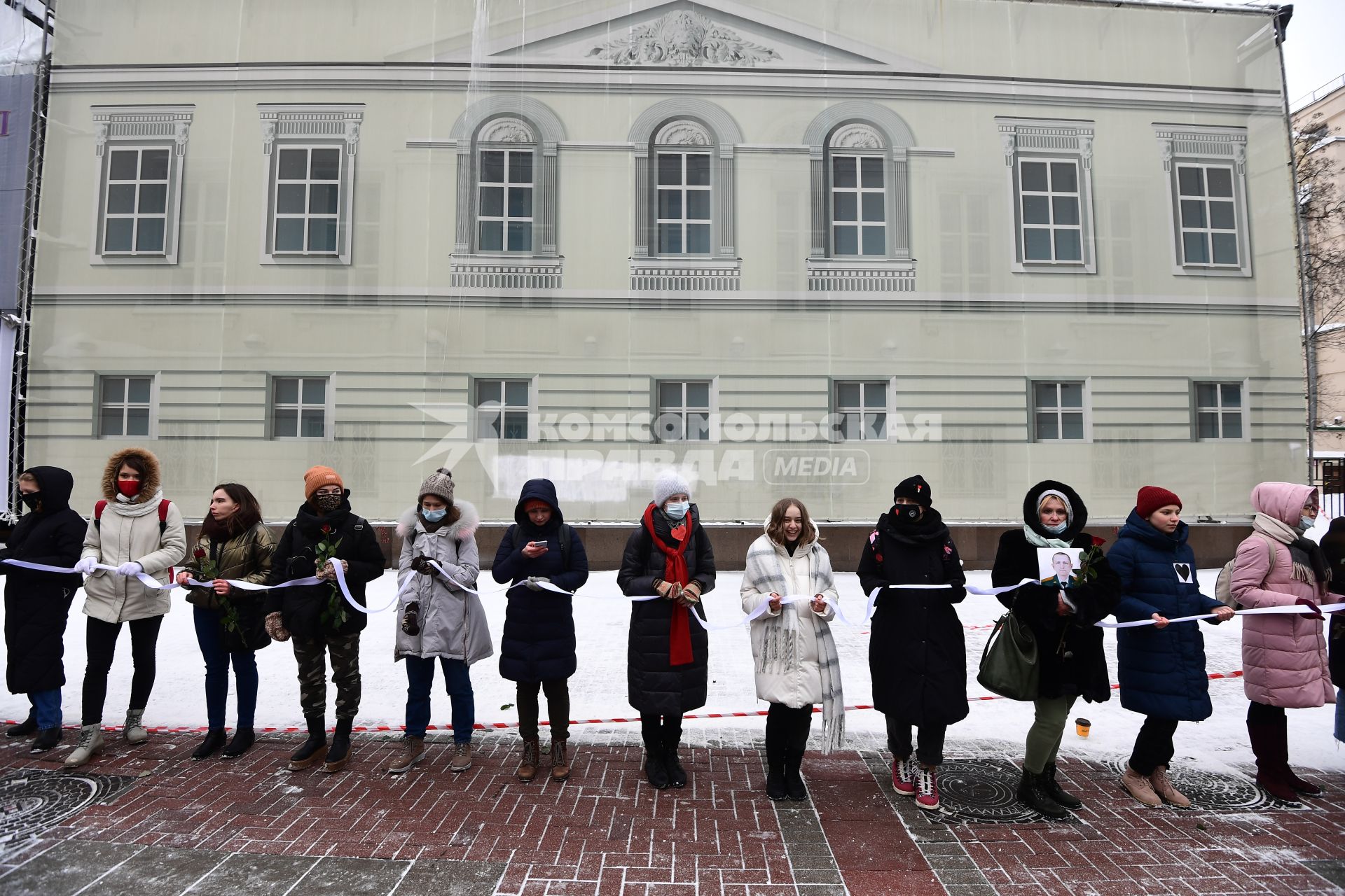 Москва. Участницы несогласованной акции `Цепь солидарности` на Старом Арбате.