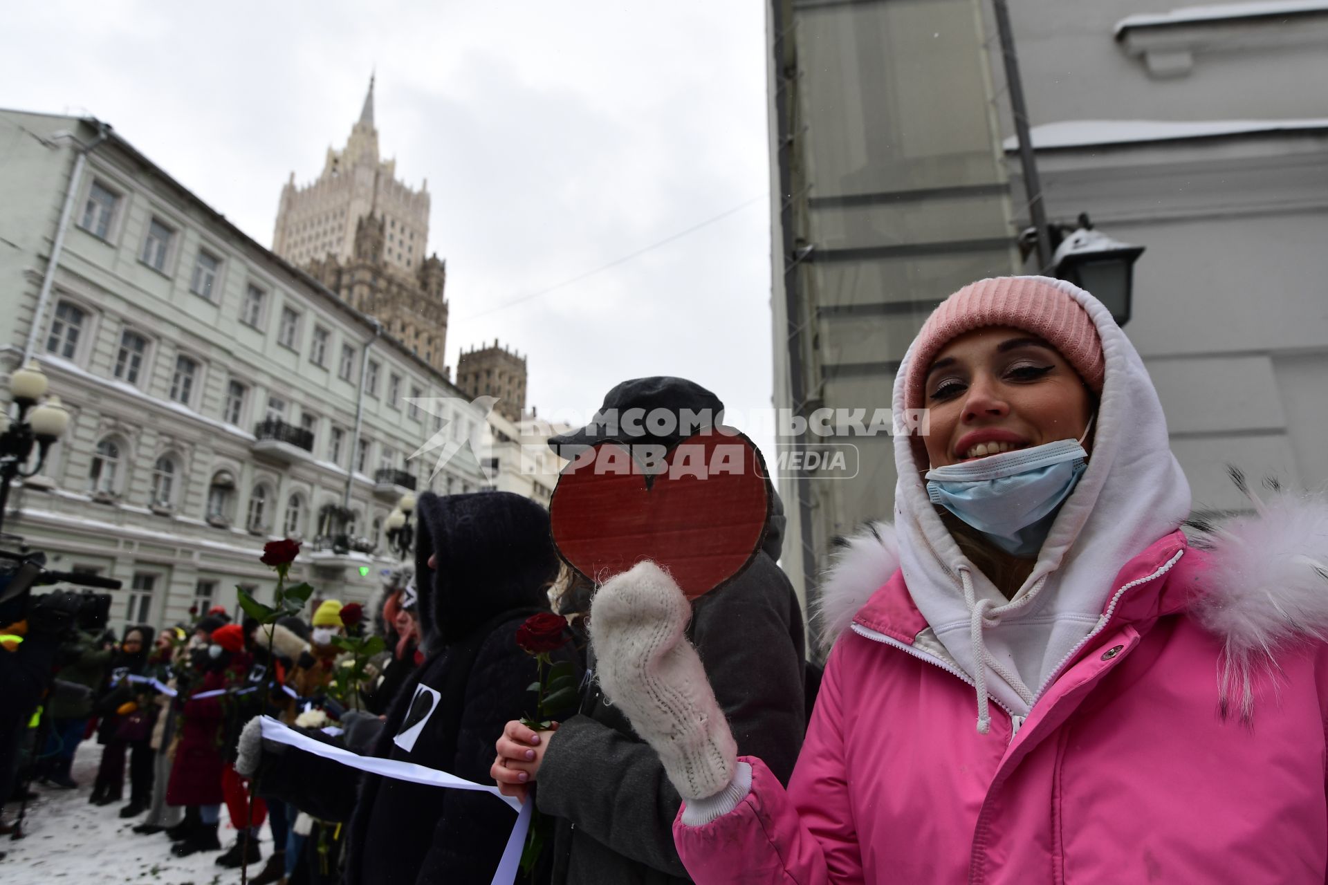 Москва. Участницы несогласованной акции `Цепь солидарности` на Старом Арбате.