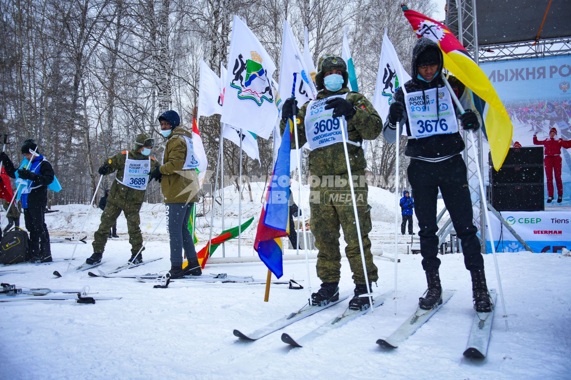 Новосибирск. Участники Всероссийской массовой гонки `Лыжня России - 2021`.