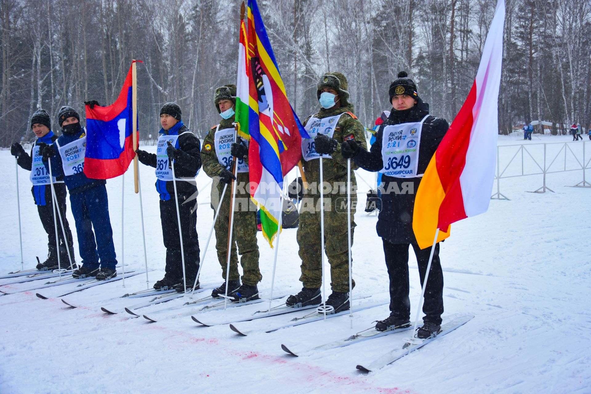 Новосибирск. Участники Всероссийской массовой гонки `Лыжня России - 2021`.