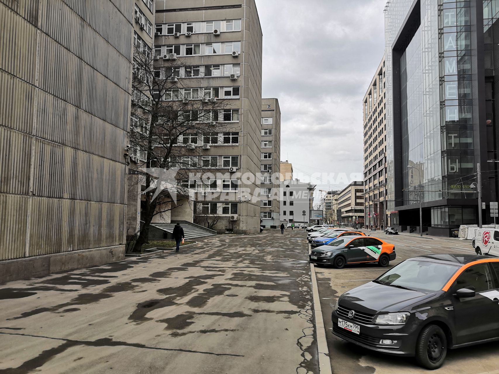 Москва. На одной из улиц города во время режима самоизоляции в период пандемии коронавируса COVID-19.