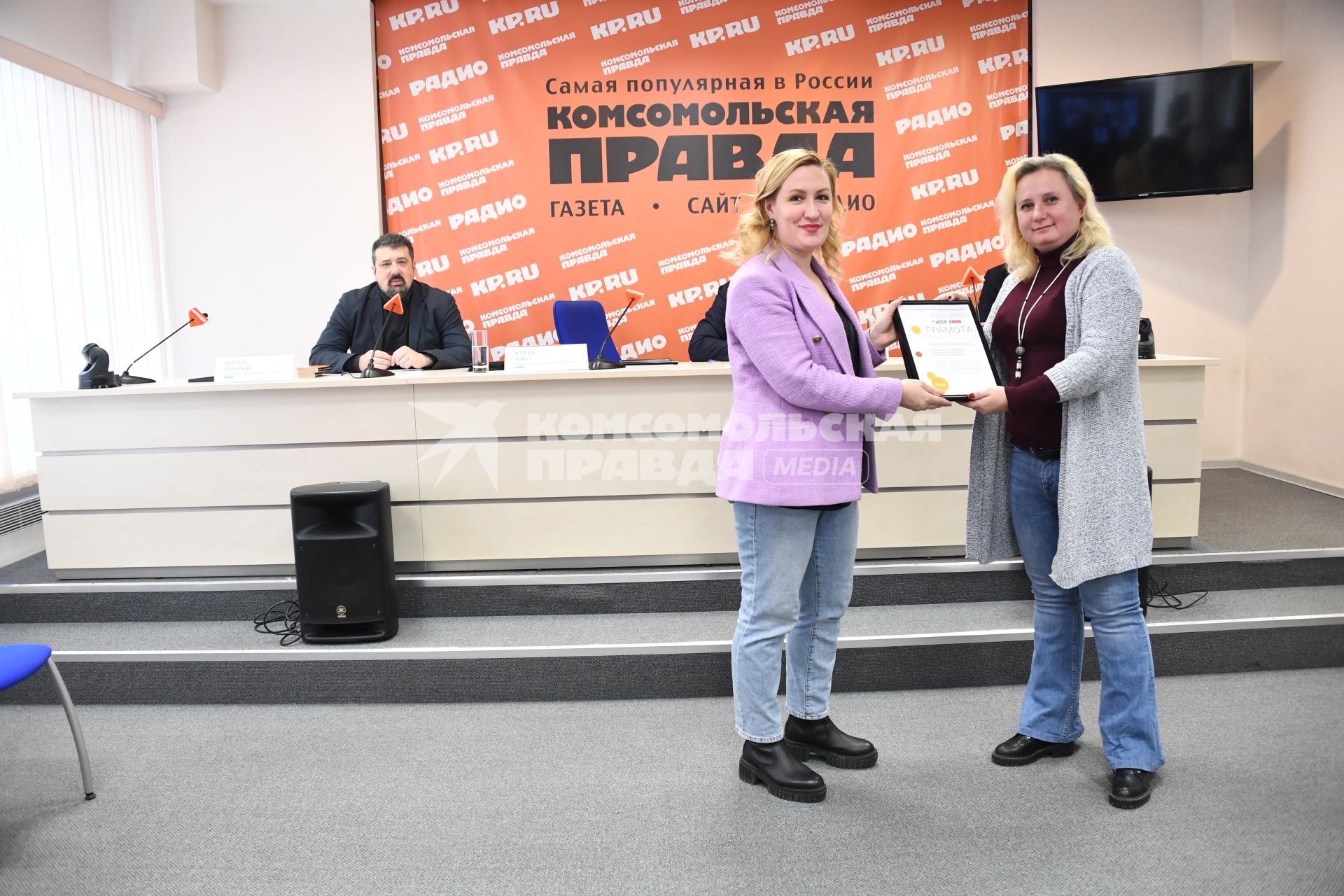 Москва. Редактор пресс-центра Елена Мулланурова (слева) и руководитель медийного блока Института отраслевого питания Анна Журба во время еремонии награждения победителей и лауреатов журналистского конкурса `Школьное питание. Время перемен` за 2020 год в ИД `Комсомольская правда`.