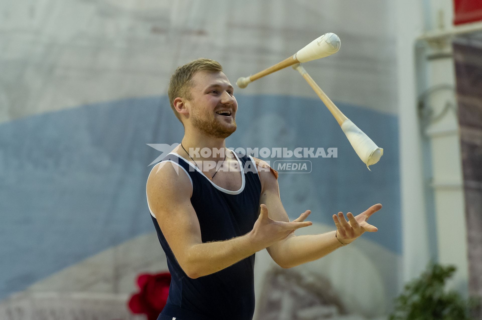 Санкт-Петербург.  Виталий Самойлов, член сборной команды Санкт-Петербурга по мужской художественной гимнастике во время выступления  на Чемпионате по художественной гимнастике в ЦХГ `Жемчужина`.