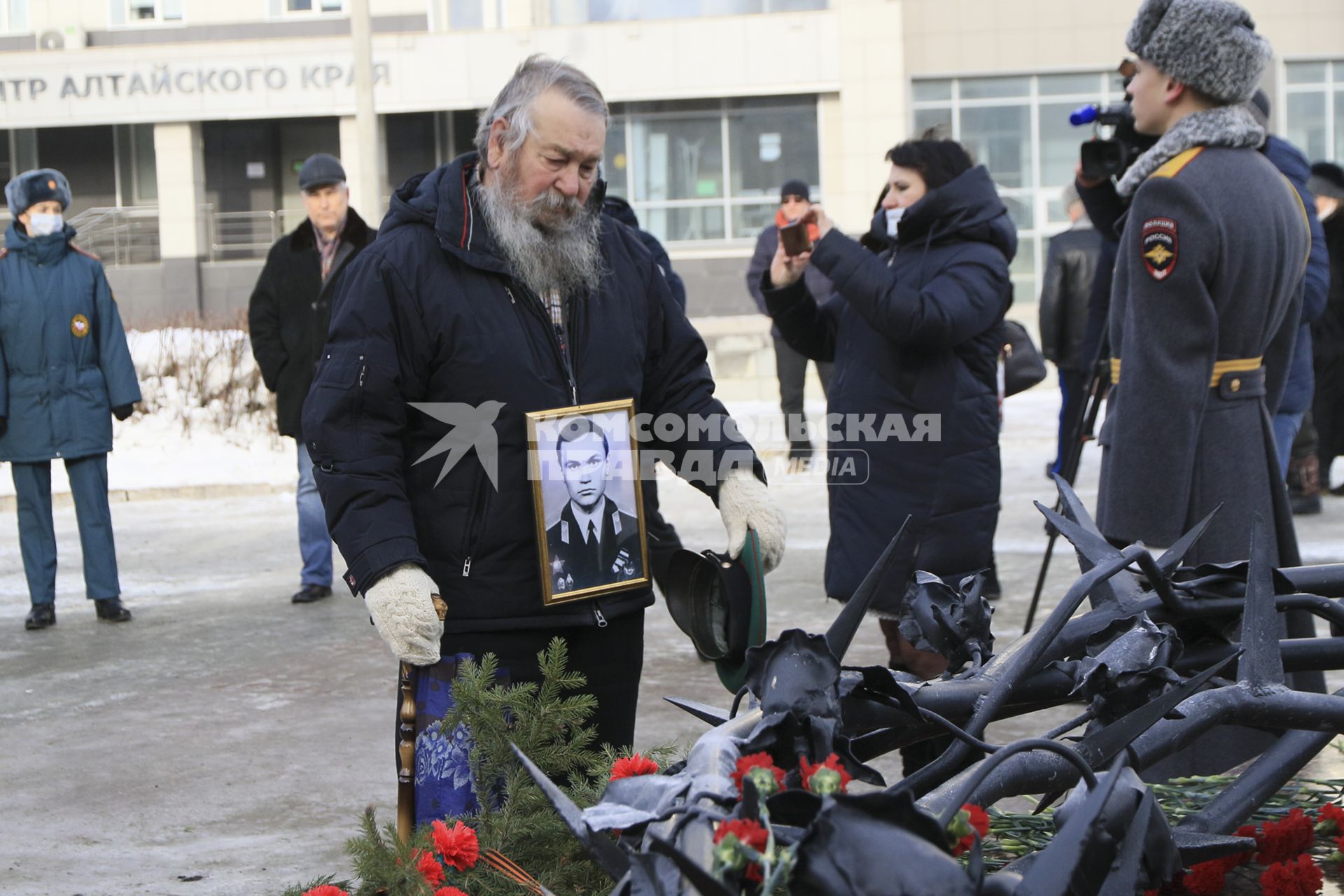 Барнаул. Церемония возложения цветов к мемориалу у Вечного огня, приуроченная к 32-ой годовщине вывода советских войск из Республики Афганистан.