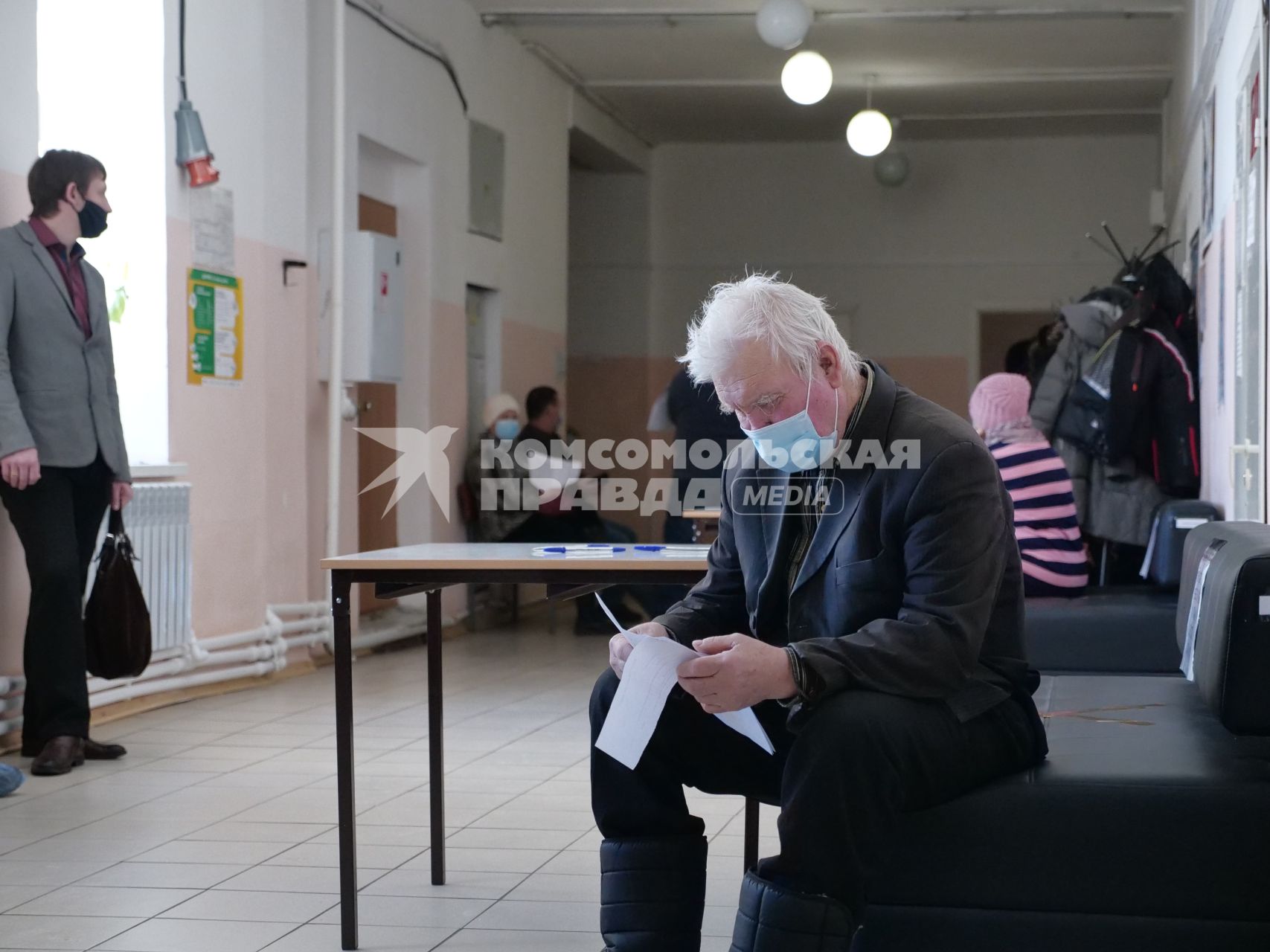 Самарская область, с. Рождествено. Мужчина заполняет документы  перед вакцинацией от коронавирусной инфекции в поликлинике.