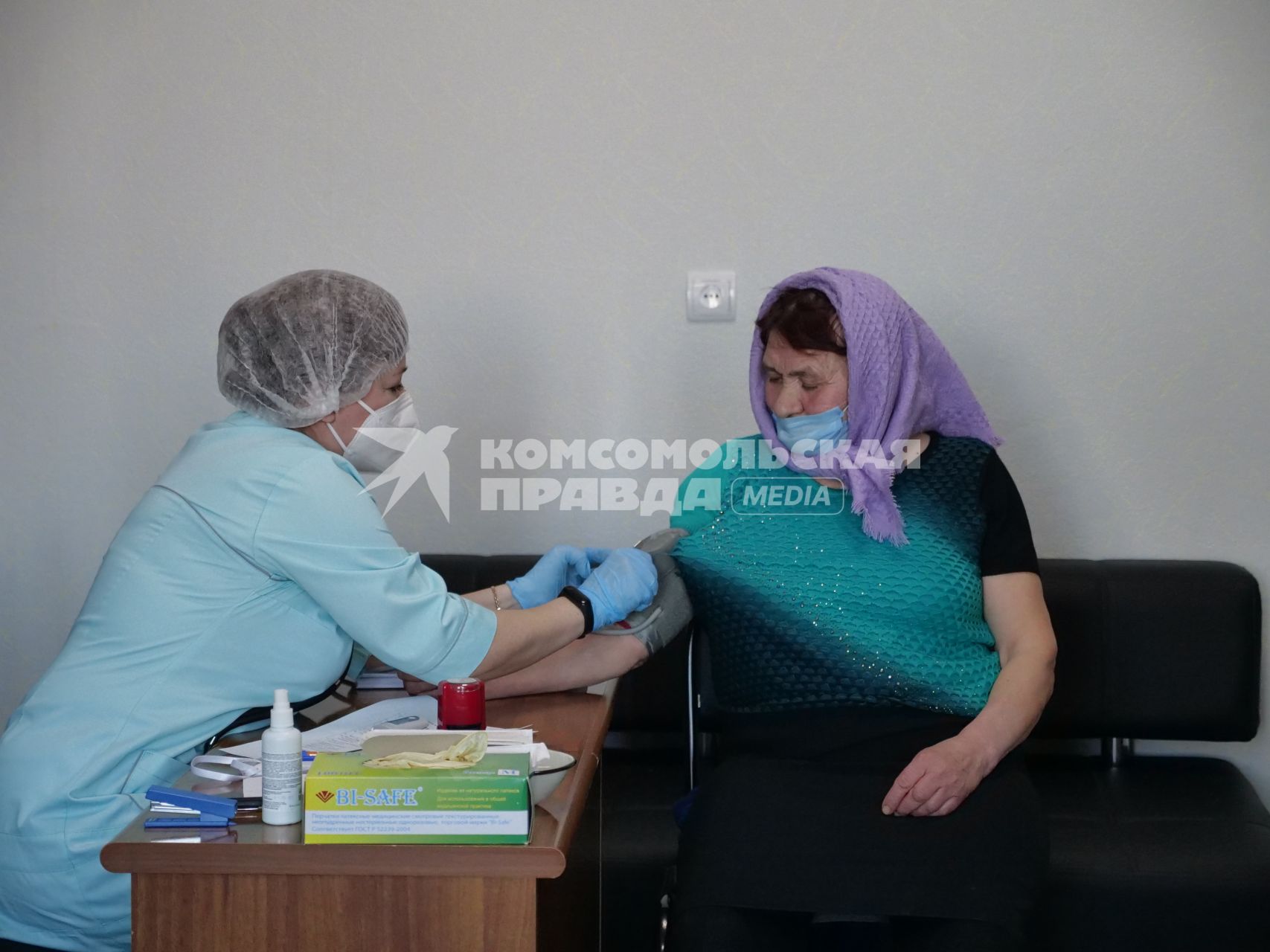 Самарская область, с. Рождествено.  Врач осматривает женщину перед вакцинацией от коронавирусной инфекции в поликлинике.