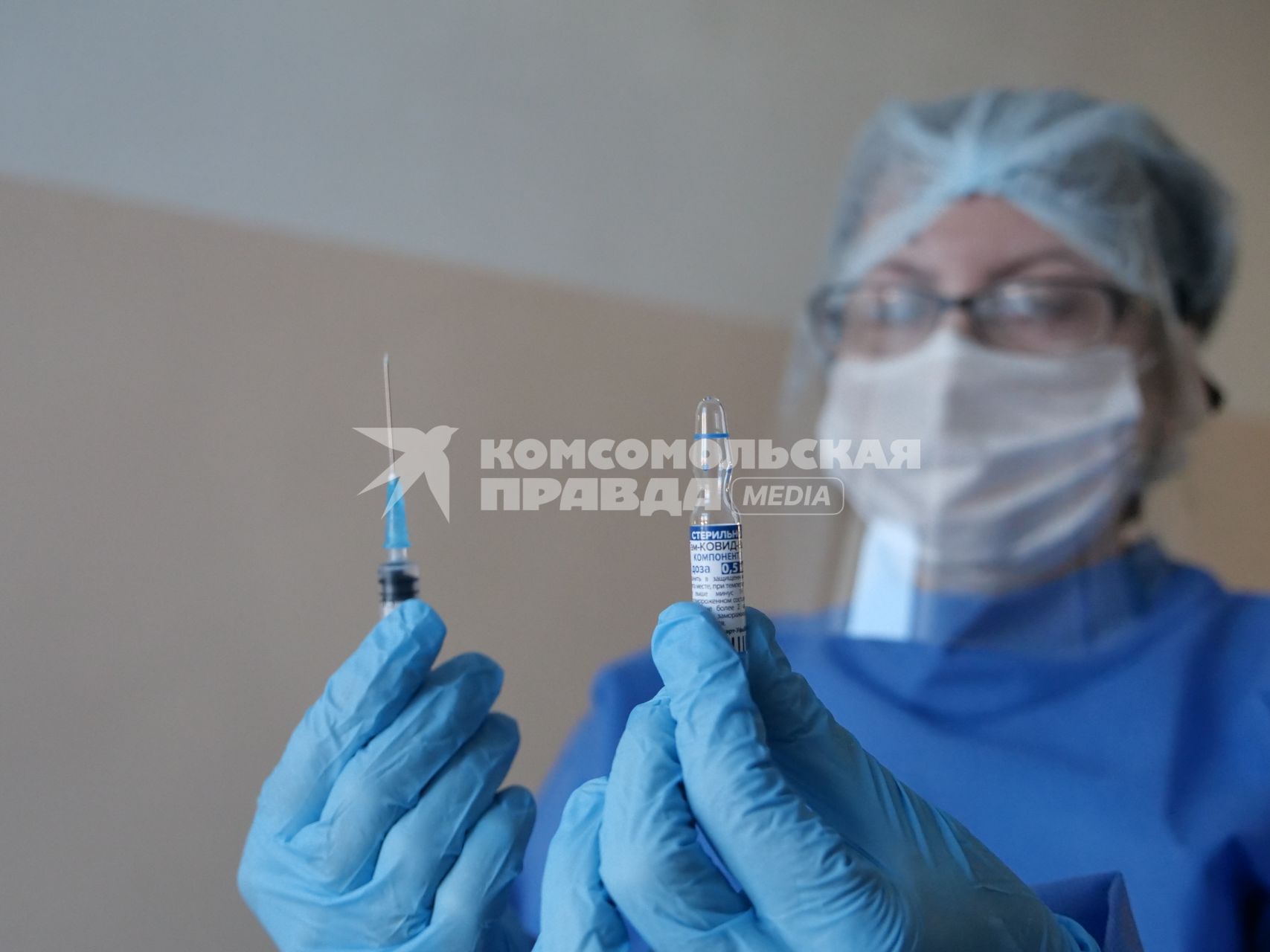 Самарская область, с. Рождествено. Медсестра держит в руках шприц и ампулу с вакциной `Гам-КОВИД-Вак` (`Спутник V`) от коронавирусной инфекции в поликлинике.