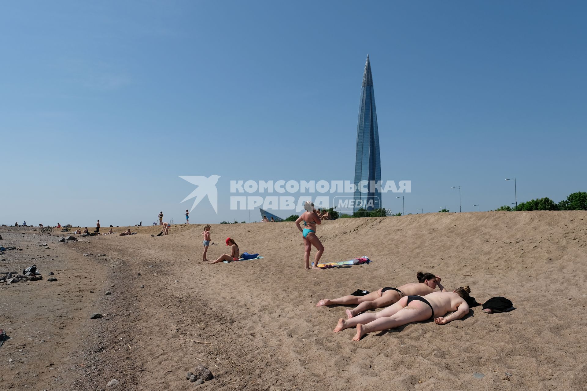 Санкт-Петербург. Горожане на пляже после отмены самоизоляции , введеной из-за эпидемии коронавируса.