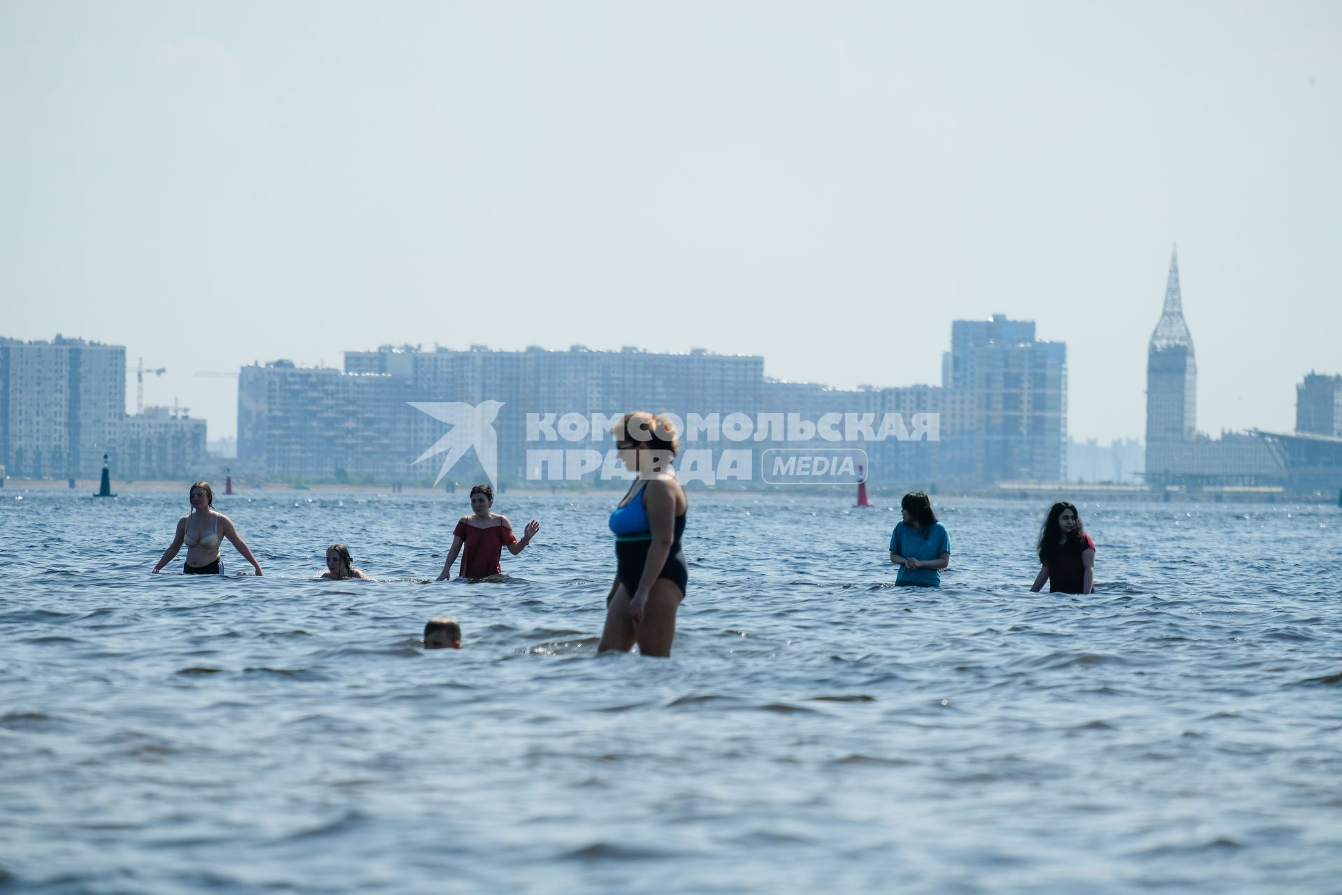 Санкт-Петербург. Горожане на пляже  парка  имени 300-летия Петербурга после отмены самоизоляции , введеной из-за эпидемии коронавируса.