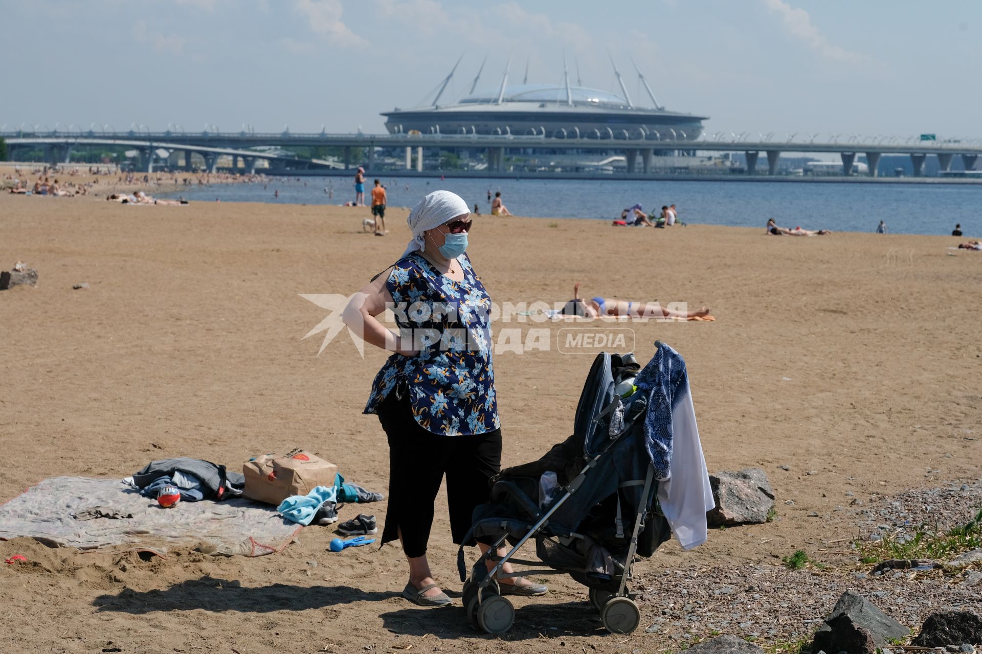 Санкт-Петербург. Горожане на пляже после отмены самоизоляции , введеной из-за эпидемии коронавируса.