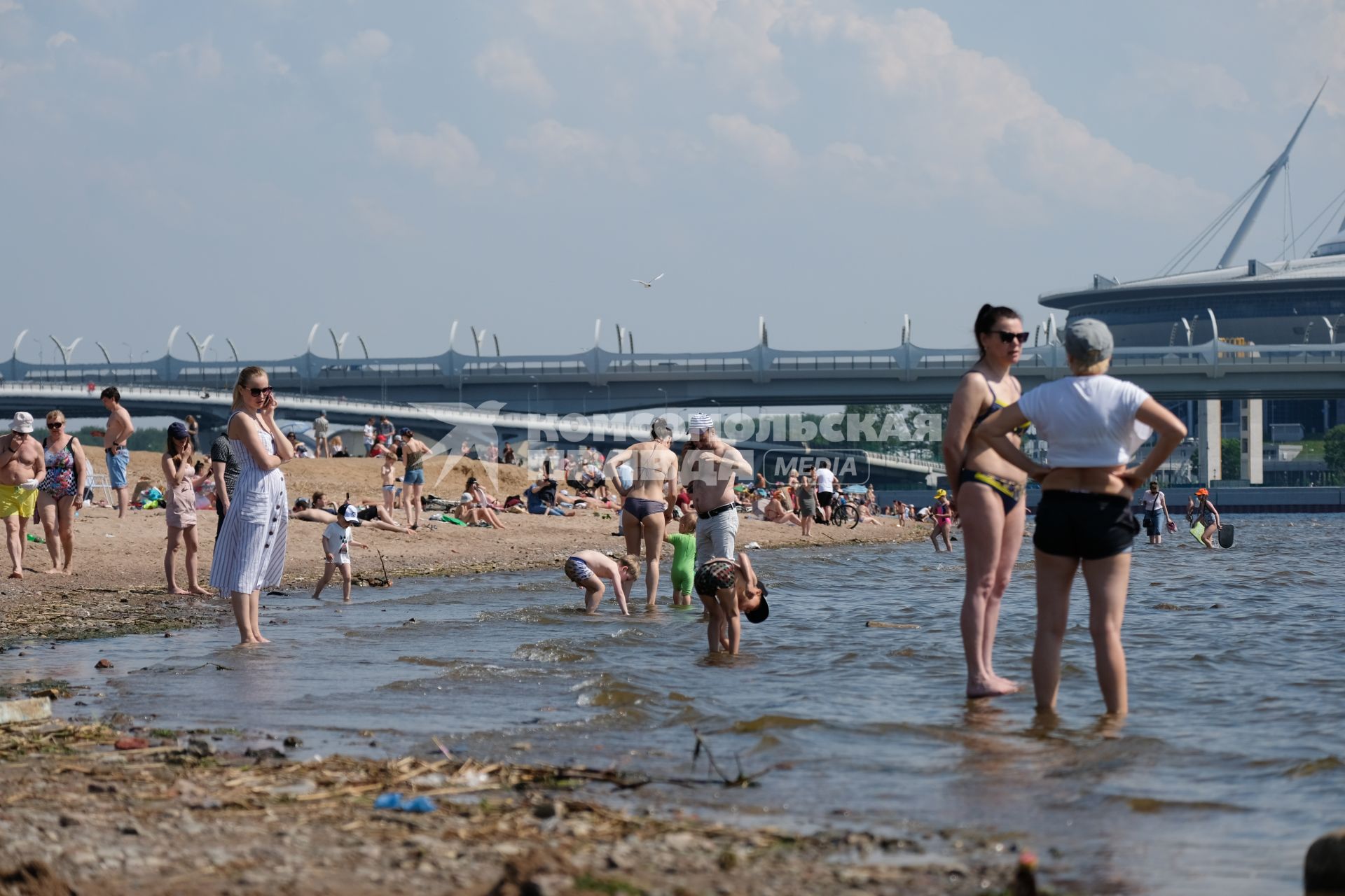 Санкт-Петербург. Горожане на пляже  парка  имени 300-летия Петербурга после отмены самоизоляции , введеной из-за эпидемии коронавируса.