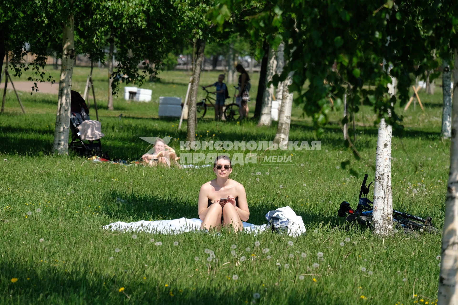 Санкт-Петербург. Женщина загорает на газоне после отмены самоизоляции , введеной из-за эпидемии коронавируса.