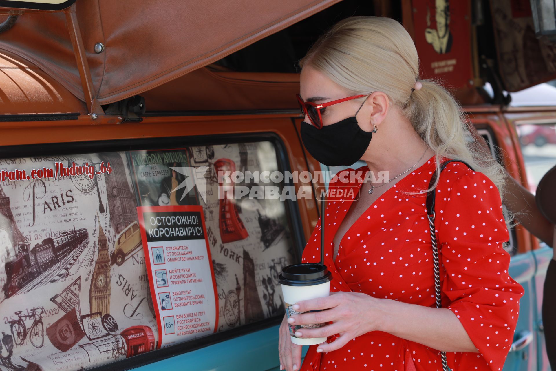 Красноярск. Девушка в защитной маске  в период пандемии коронавируса COVID-19.