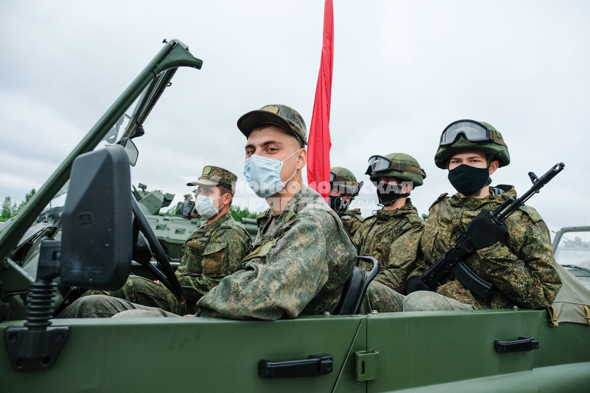 Санкт-Петербург.	Военнослужащие во время  репетиции парада в честь 75-летия Победы в Великой Отечественной войне на полигоне Горелово.