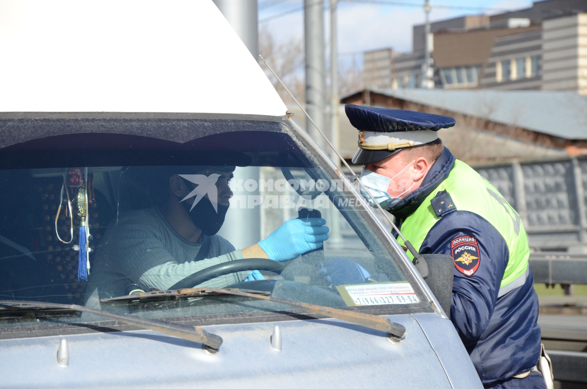 Москва. Инспектор ДПС проверяет цифровой пропуск у водителя в связи с введением дополнительных ограничений из-за распространения коронавируса COVID-19.