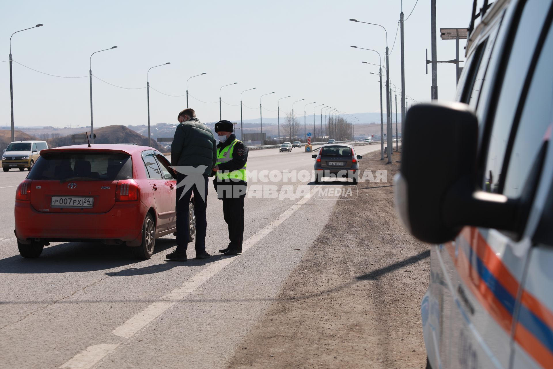 Красноярск. Сотрудники ДПС проверяют документы у водителей  на въезде в город в связи с введением дополнительных ограничений из-за распространения коронавируса COVID-19.