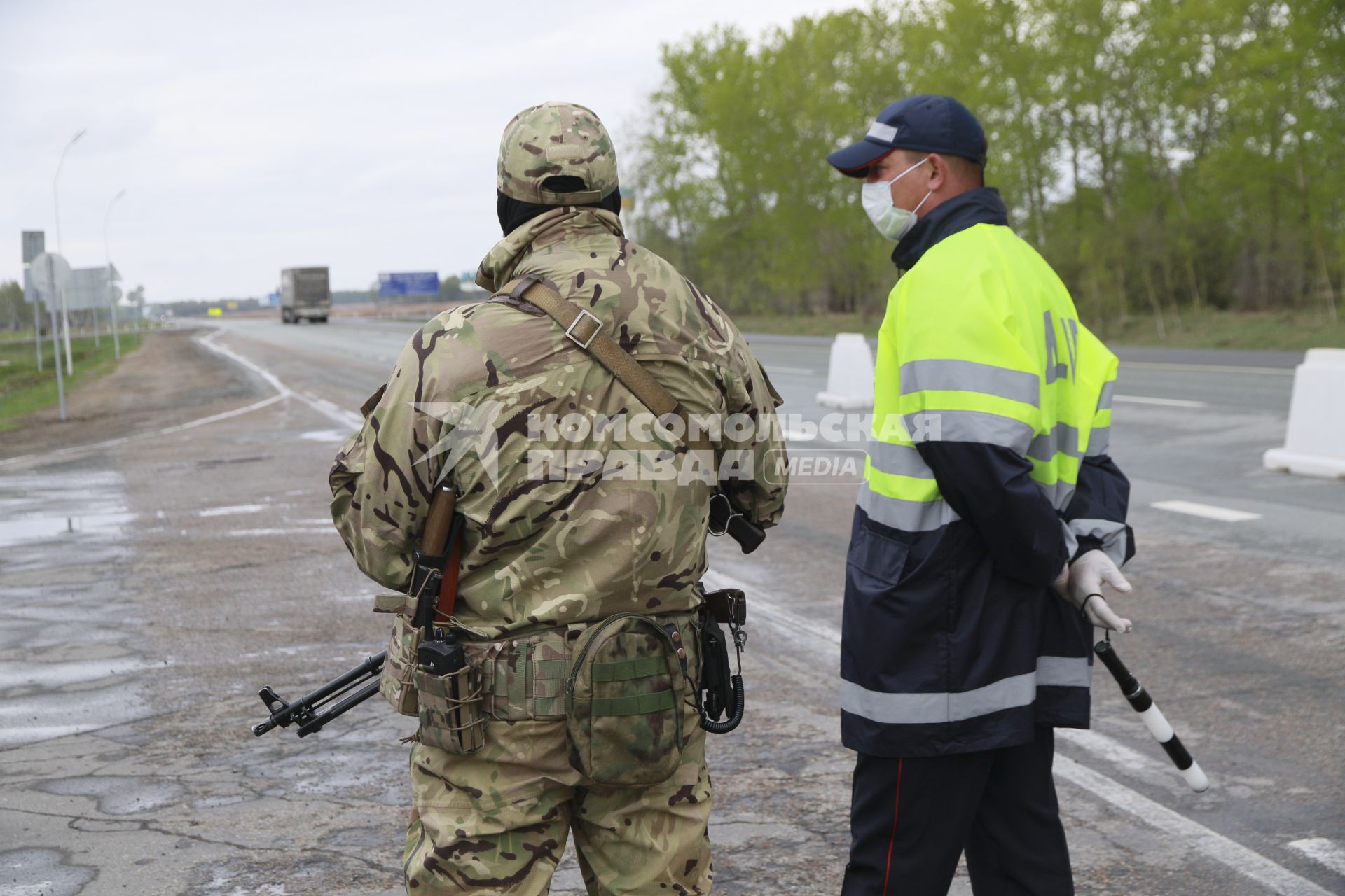 Барнаул. Сотрудники Росгвардии и ДПС во время проверки пропусков у водителей на выезде из города. С 1 мая действует пропускной режим в связи с введением ограничений из-за распространения COVID-19.