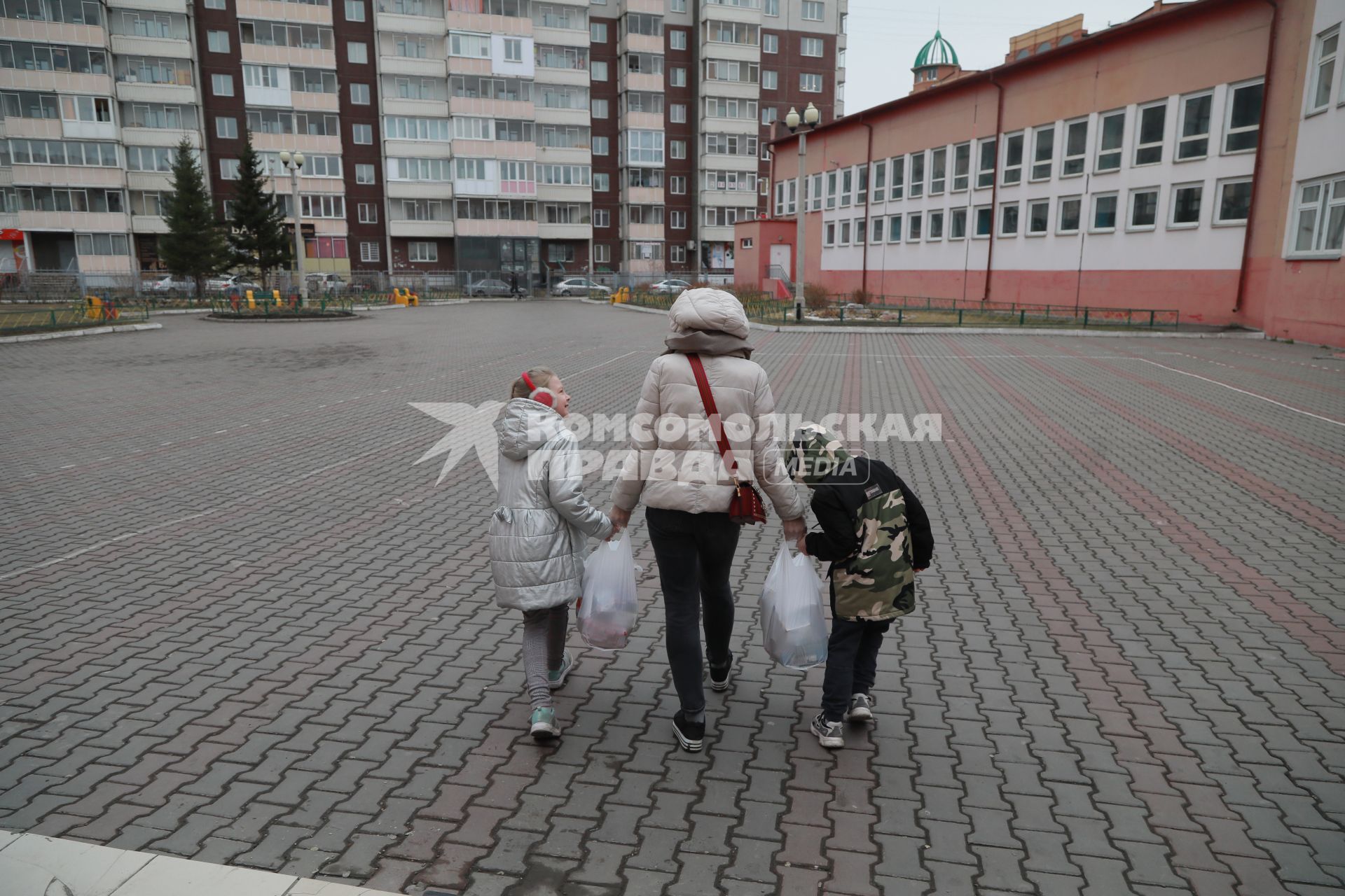 Красноярск. Ученики школ, имеющие льготы, получат продуктовые наборы во время дистанционного обучения,  в период пандемии коронавируса.