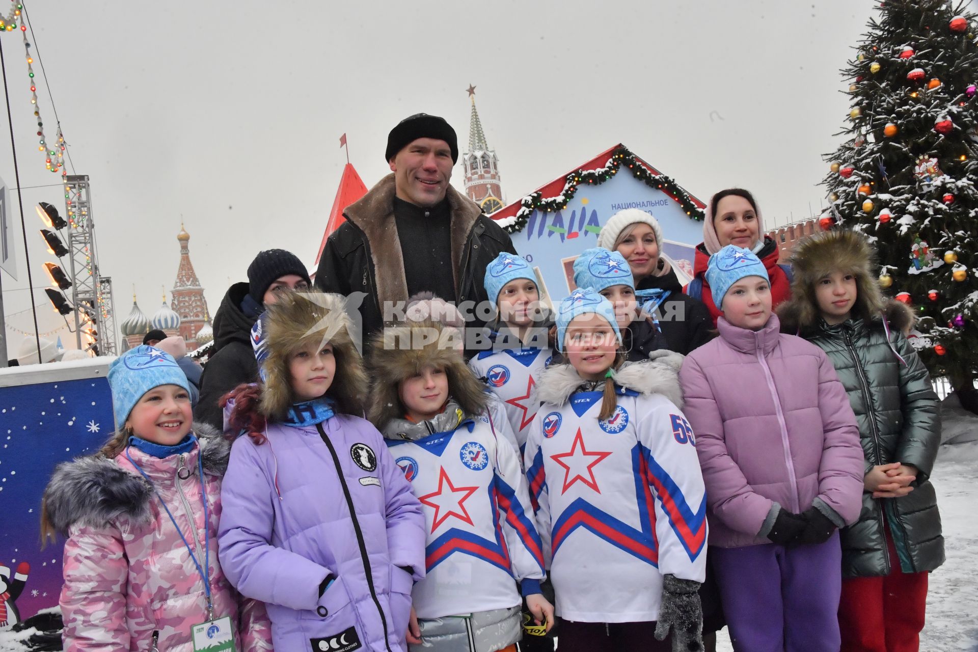 Москва. Член  исполкома Федерации бенди Николай Валуев   перед началом матча по хоккею с мячом между сборными командами артистов театра и кино `Комар` и Ассоциации любительского хоккея `А-линия`на ГУМ-катке на Красной площади в рамках финального этапа   турнира на приз  Святейшего Патриарха Московского и всея Руси .