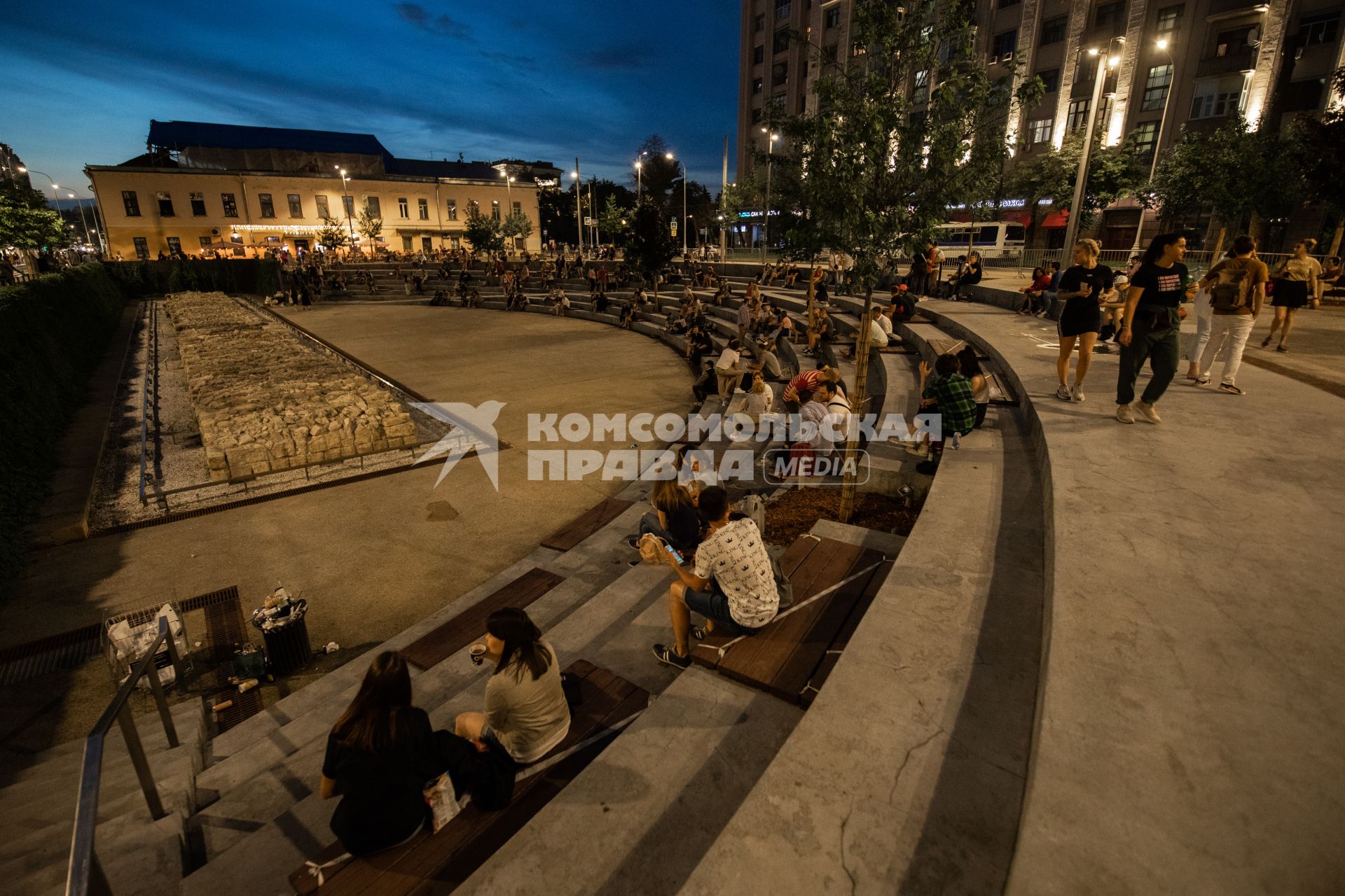 Москва.   Молодые люди собираются в общественном пространстве `Яма `на Хохловской площади  после отмены режима самоизоляции.