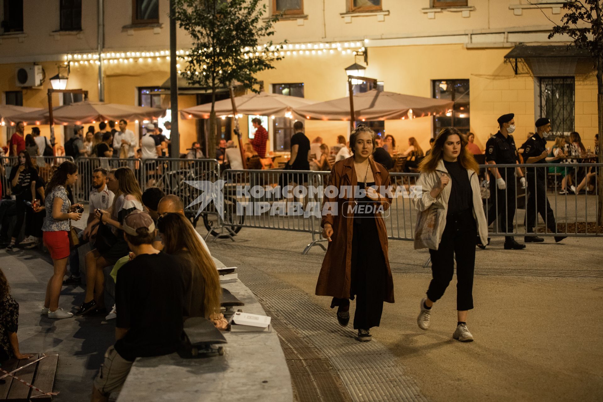 Москва.   Молодые люди собираются в общественном пространстве `Яма `на Хохловской площади  после отмены режима самоизоляции.