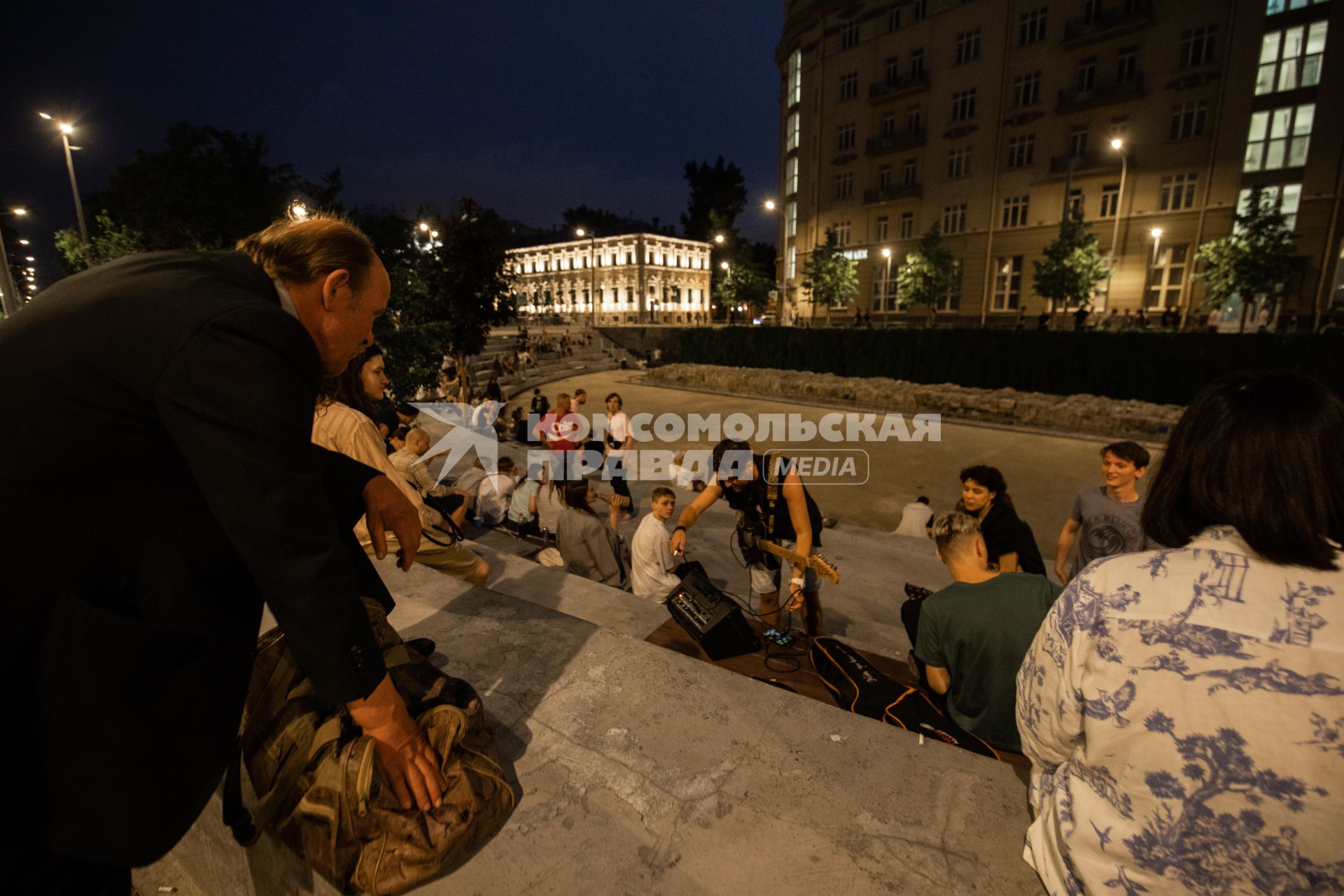 Москва.   Молодые люди собираются в общественном пространстве `Яма `на Хохловской площади  после отмены режима самоизоляции.