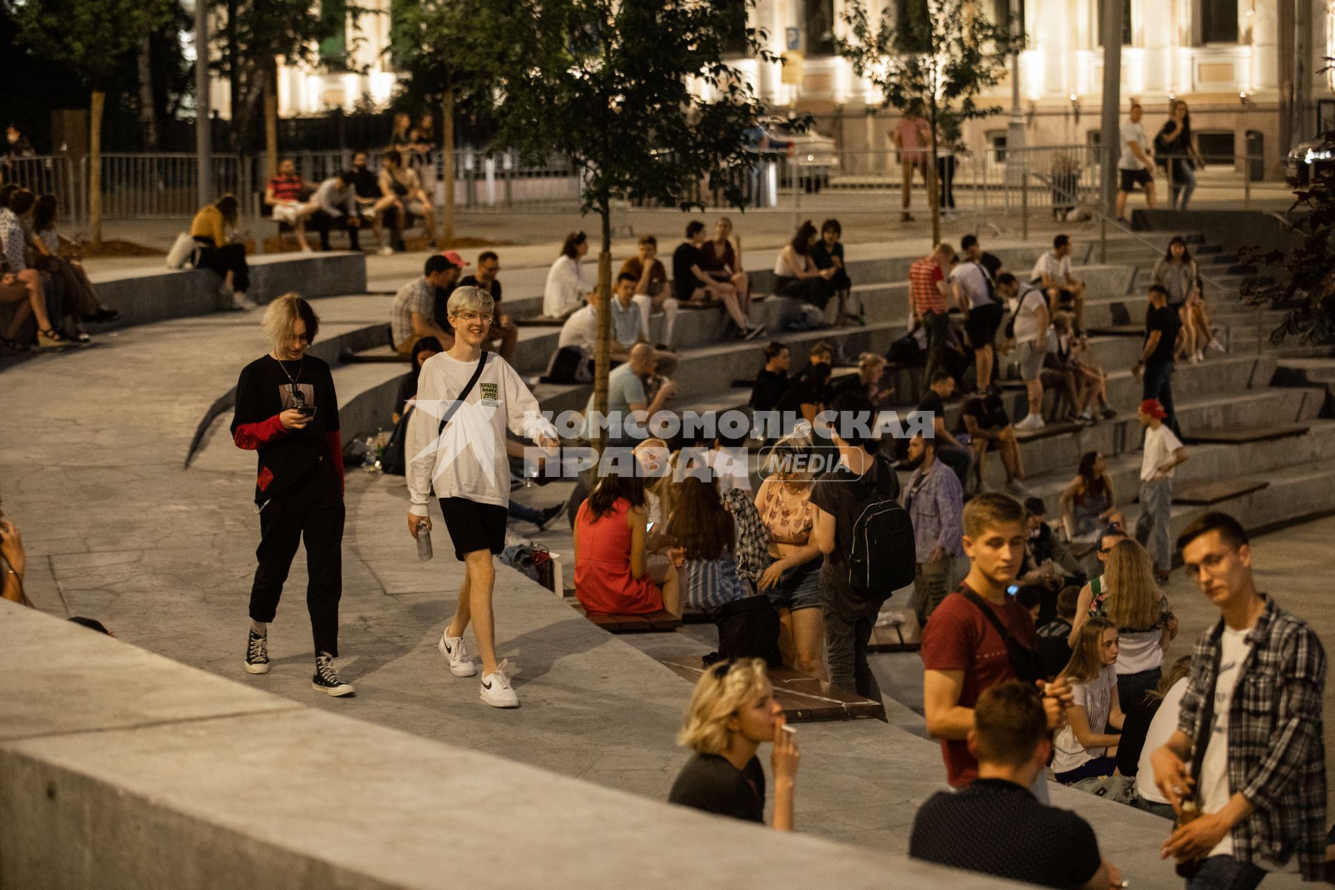 Москва.   Молодые люди собираются в общественном пространстве `Яма `на Хохловской площади  после отмены режима самоизоляции.