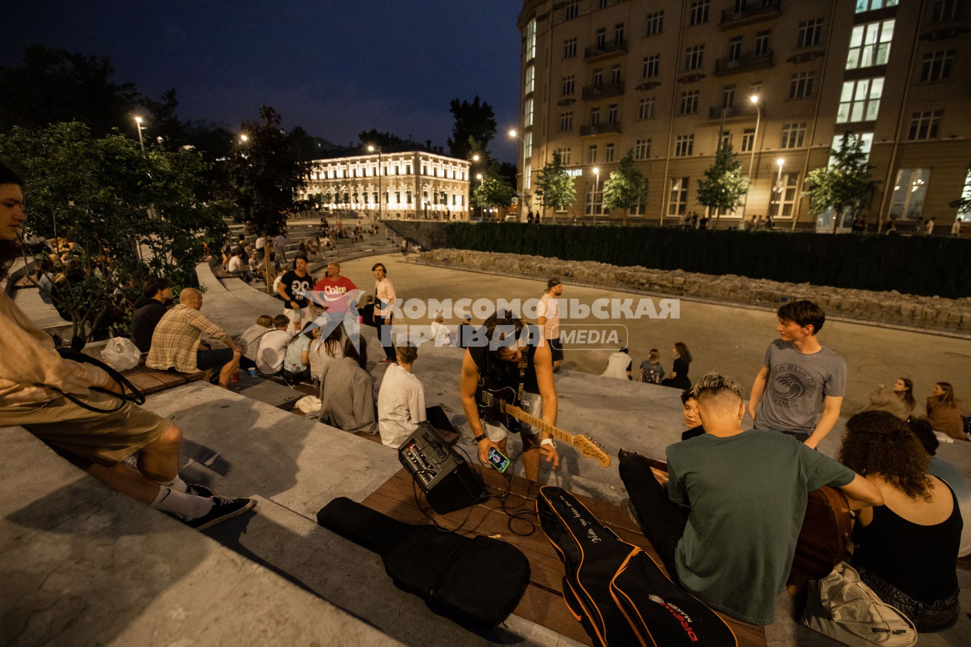 Москва.   Молодые люди собираются в общественном пространстве `Яма `на Хохловской площади  после отмены режима самоизоляции.