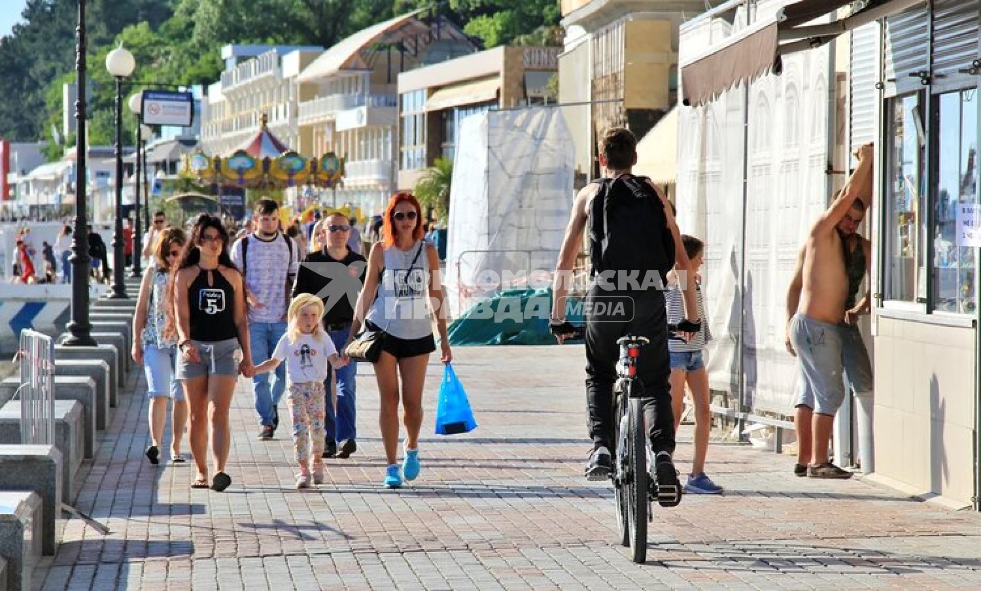 Сочи. Отдыхающие на набережной города.