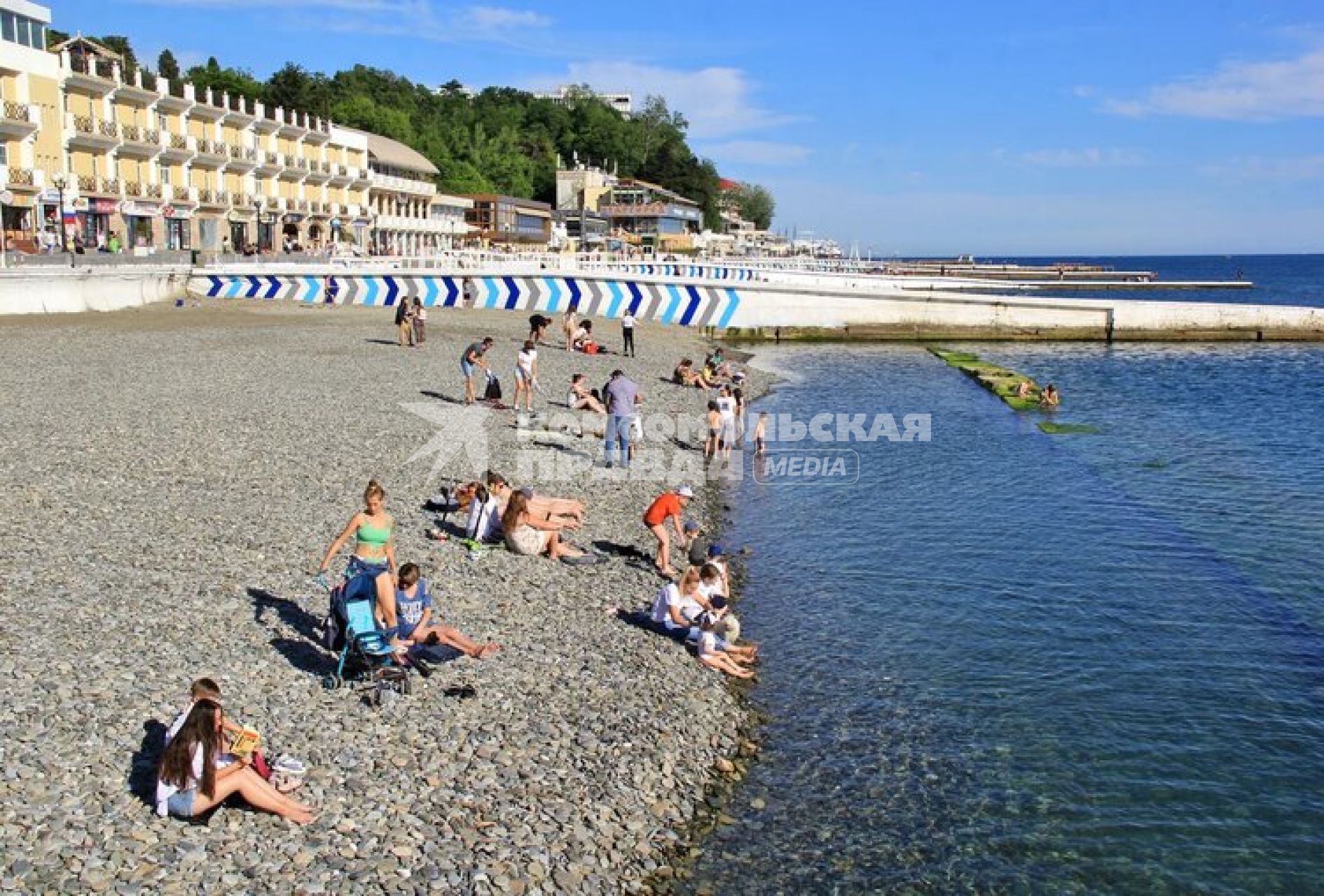 Сочи. Отдыхающие на пляже.