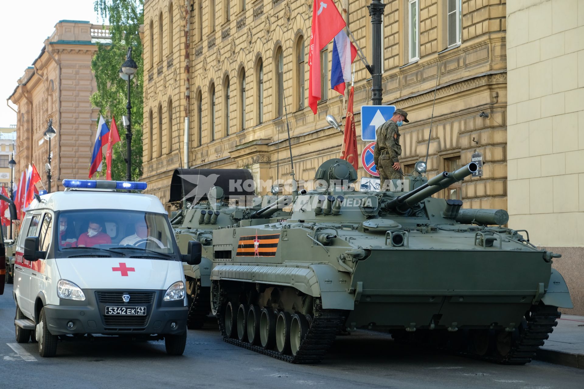 Санкт-Петербург.   Военная техника перед началом  парада, посвященного 75-й годовщине Победы в Великой Отечественной войне, на Дворцовой площади.