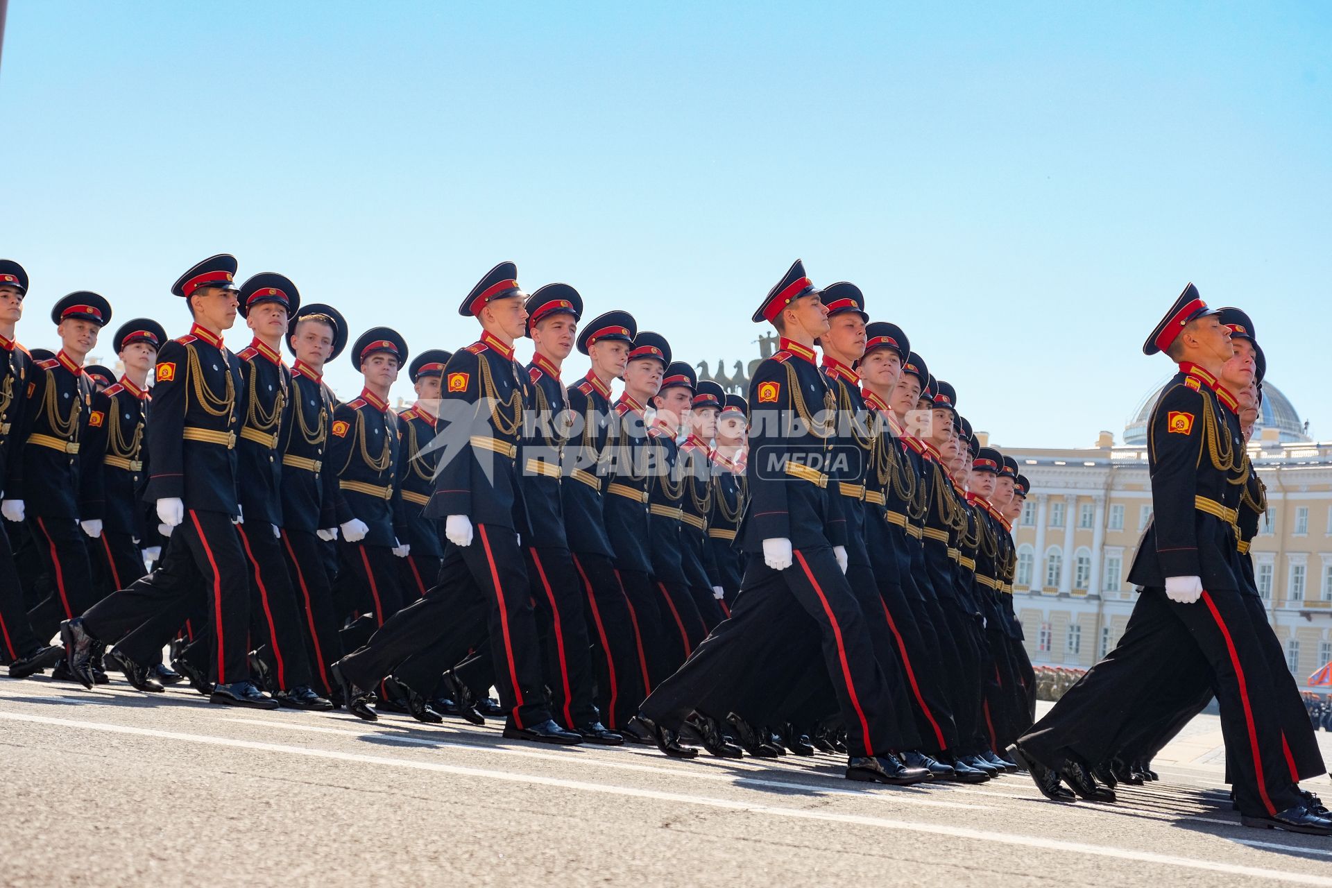 Санкт-Петербург.   Военнослужащие парадных расчетов во время парада, посвященного 75-й годовщине Победы в Великой Отечественной войне, на Дворцовой площади.