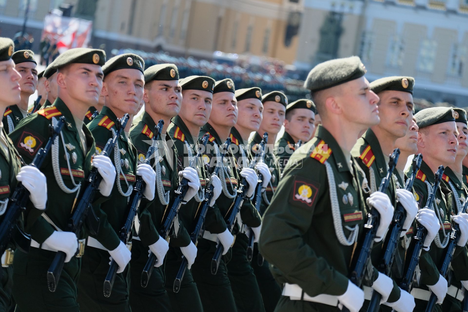 Санкт-Петербург. Военнослужащие  во время парада, посвященного 75-й годовщине Победы в Великой Отечественной войне, на Дворцовой площади.