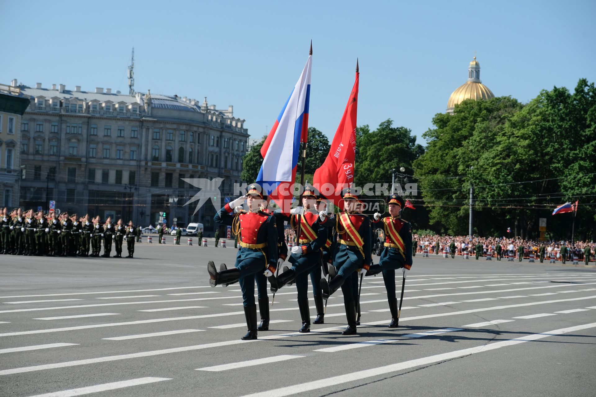 Санкт-Петербург.  Знаменосцы во время парада, посвященного 75-й годовщине Победы в Великой Отечественной войне, на Дворцовой площади.