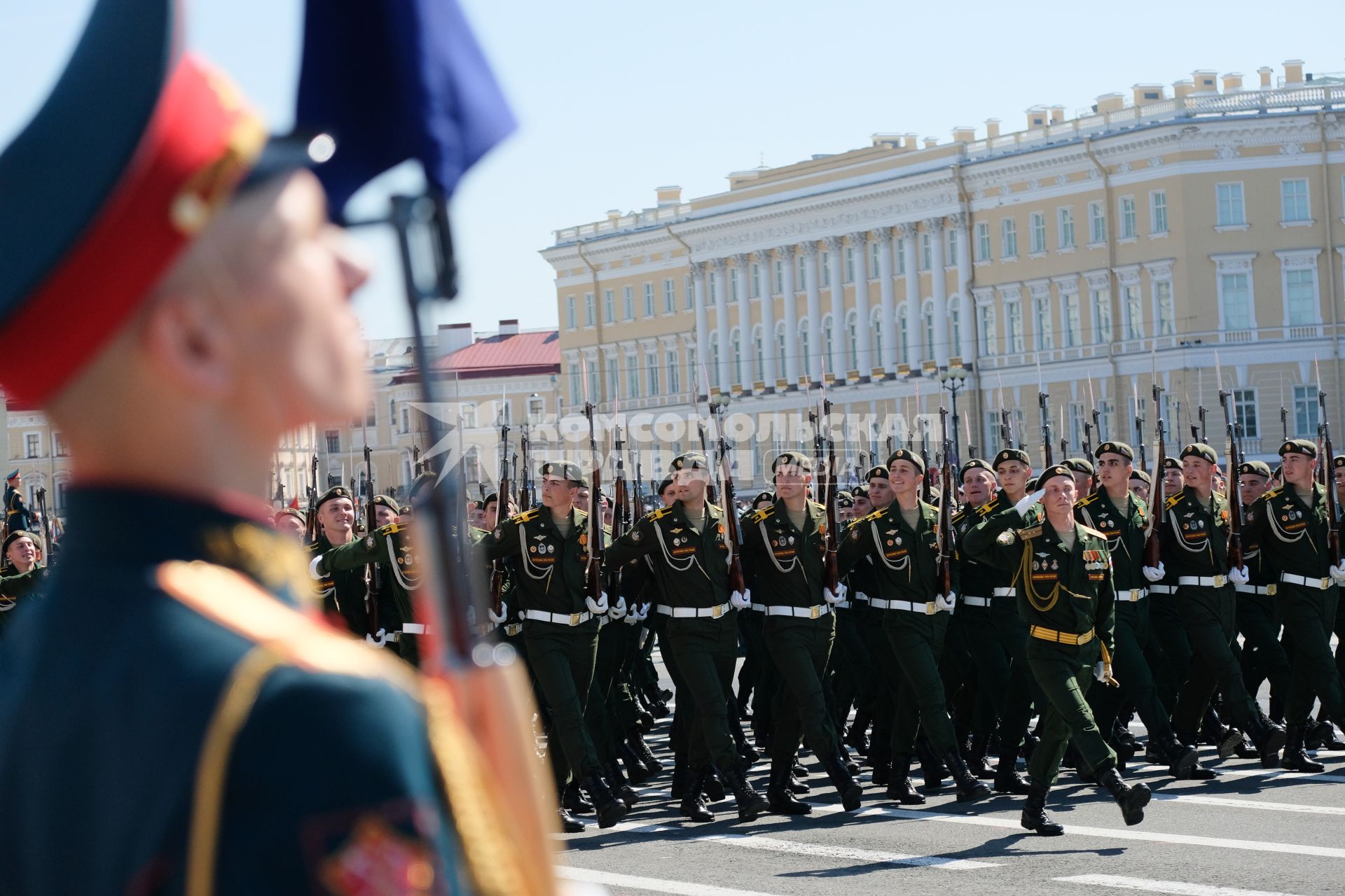 Санкт-Петербург. Военнослужащие  во время парада, посвященного 75-й годовщине Победы в Великой Отечественной войне, на Дворцовой площади.