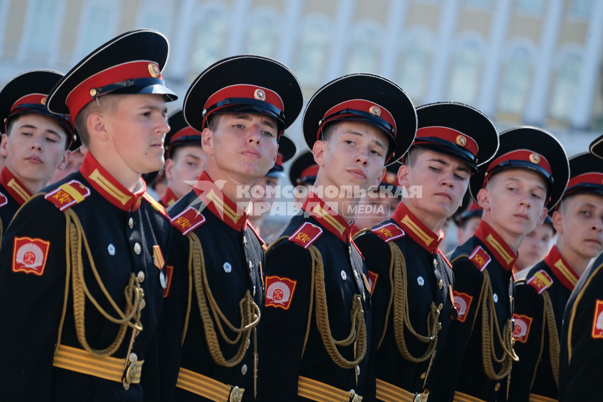 Санкт-Петербург.   Военнослужащие парадных расчетов во время   парада, посвященного 75-й годовщине Победы в Великой Отечественной войне, на Дворцовой площади.