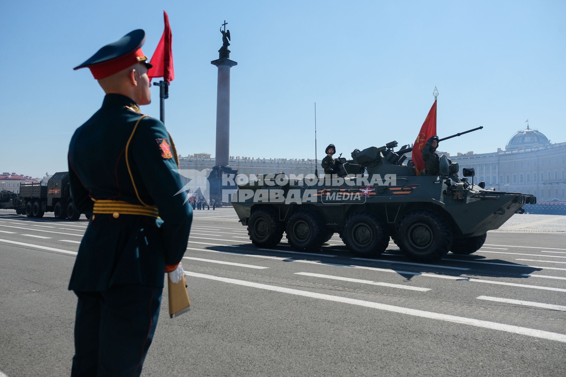 Санкт-Петербург. Военная техника  во время парада, посвященного 75-й годовщине Победы в Великой Отечественной войне, на Дворцовой площади.