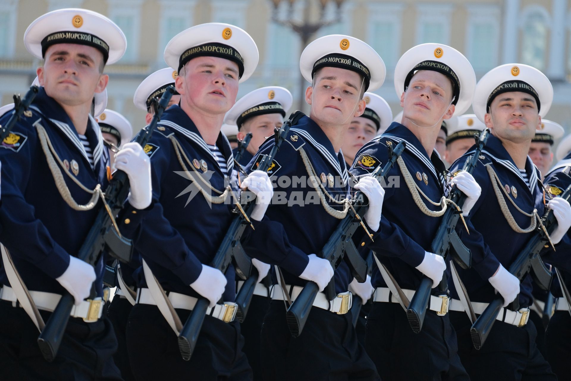 Санкт-Петербург. Военнослужащие  во время парада, посвященного 75-й годовщине Победы в Великой Отечественной войне, на Дворцовой площади.