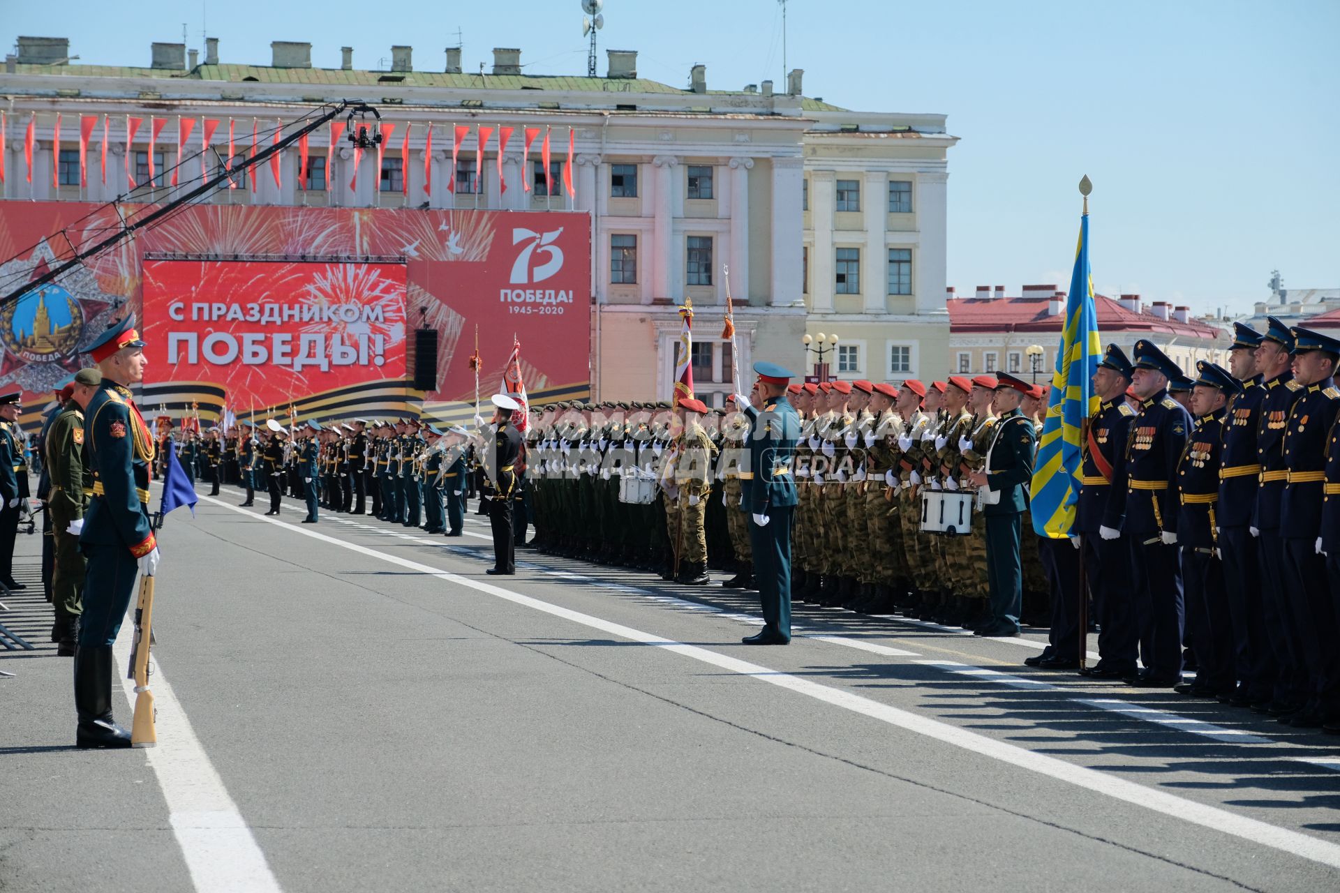 Санкт-Петербург.   Участники  парада, посвященного 75-й годовщине Победы в Великой Отечественной войне, на Дворцовой площади.