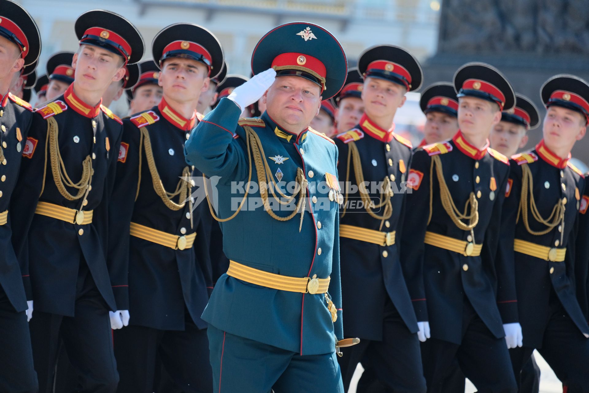 Санкт-Петербург.   Военнослужащие парадных расчетов во время   парада, посвященного 75-й годовщине Победы в Великой Отечественной войне, на Дворцовой площади.