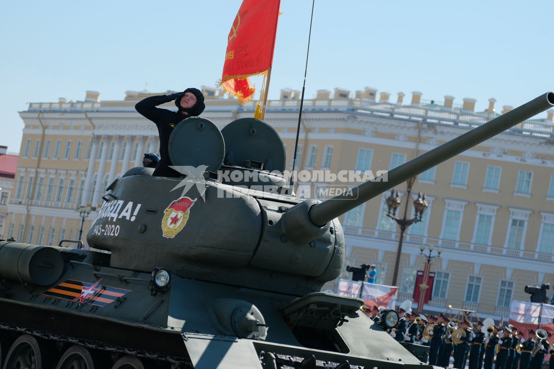 Санкт-Петербург.  Танк Т-34  во время парада, посвященного 75-й годовщине Победы в Великой Отечественной войне, на Дворцовой площади.