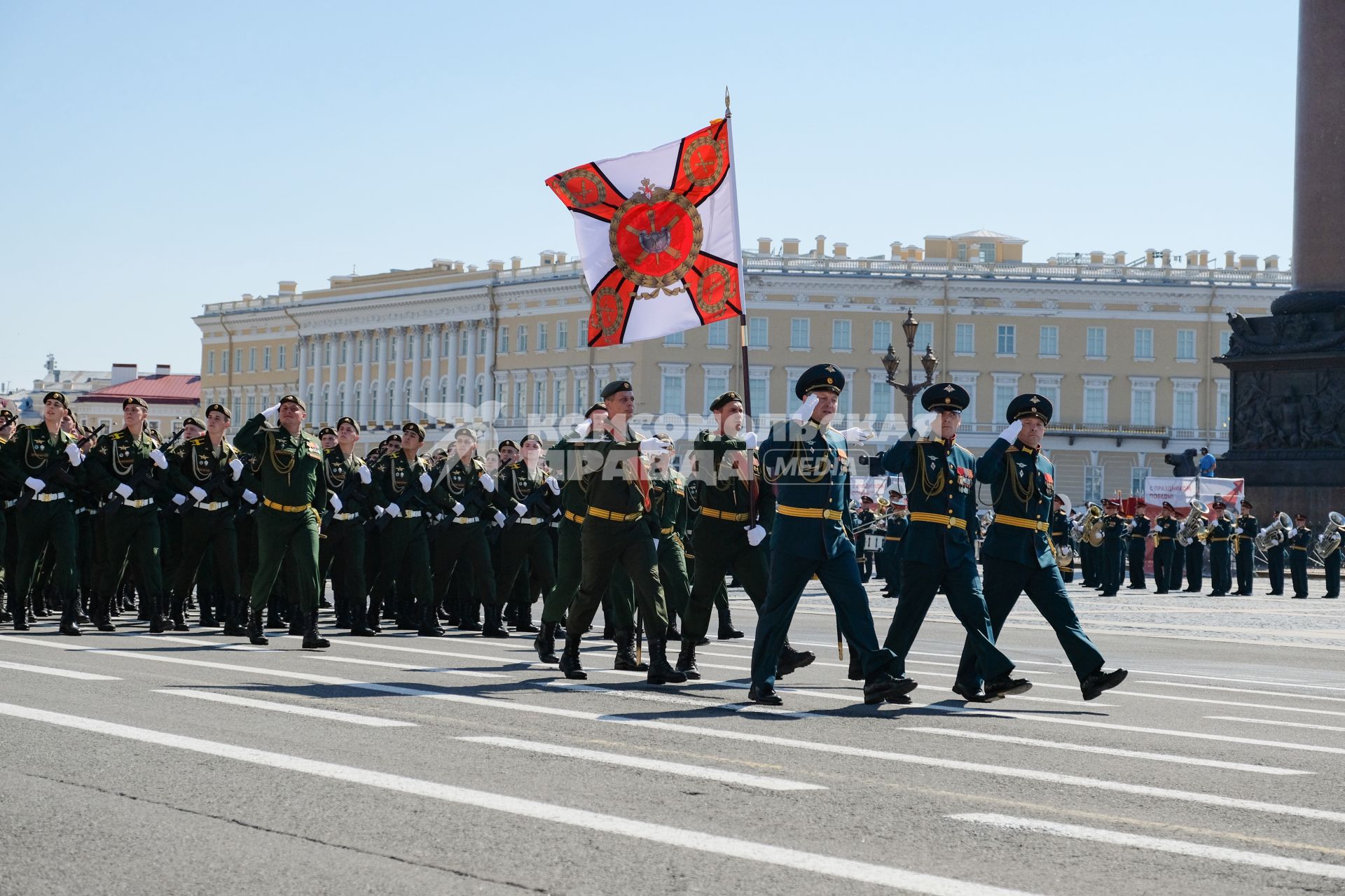 Санкт-Петербург. Военнослужащие  во время парада, посвященного 75-й годовщине Победы в Великой Отечественной войне, на Дворцовой площади.