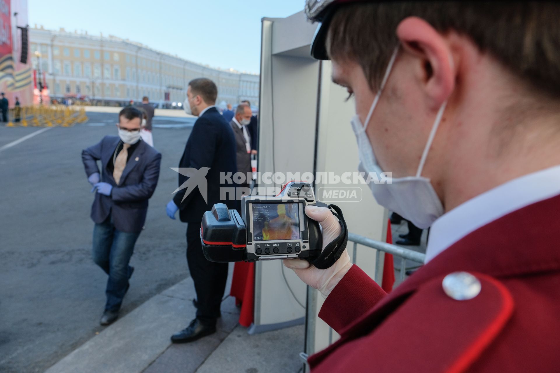 Санкт-Петербург.  Проверка температуры гостей перед началом  парада, посвященного 75-й годовщине Победы в Великой Отечественной войне, на Дворцовой площади.