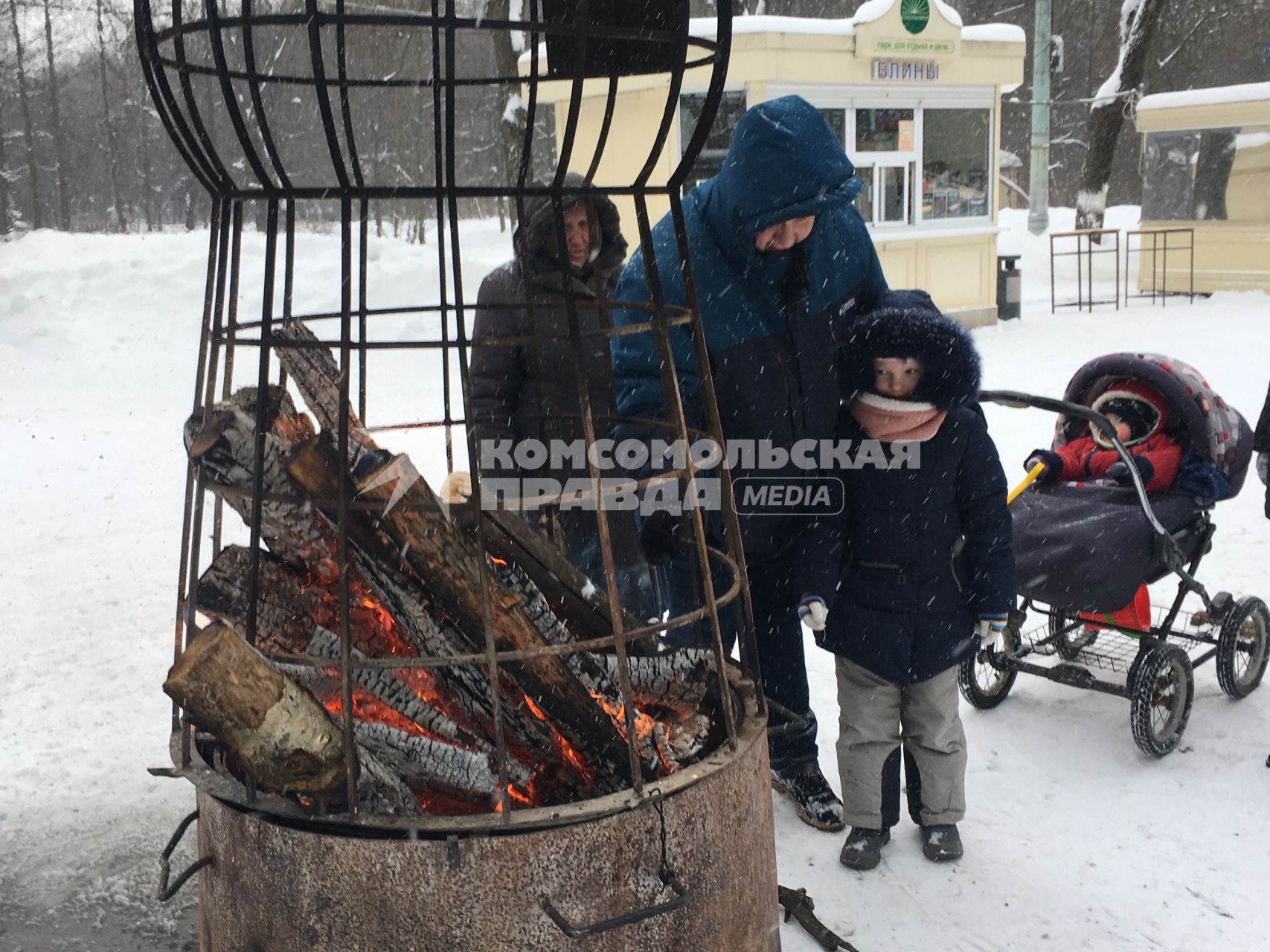 Москва. Горожане греются возле огня в парке Сокольники.