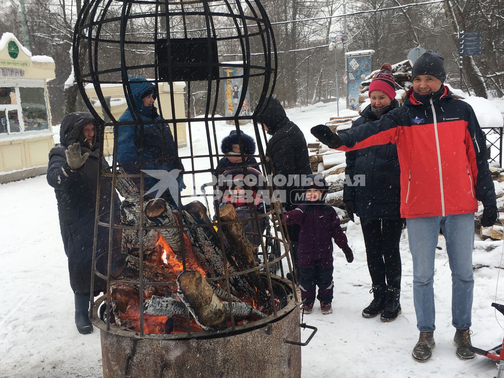 Москва. Горожане греются возле огня в парке Сокольники.