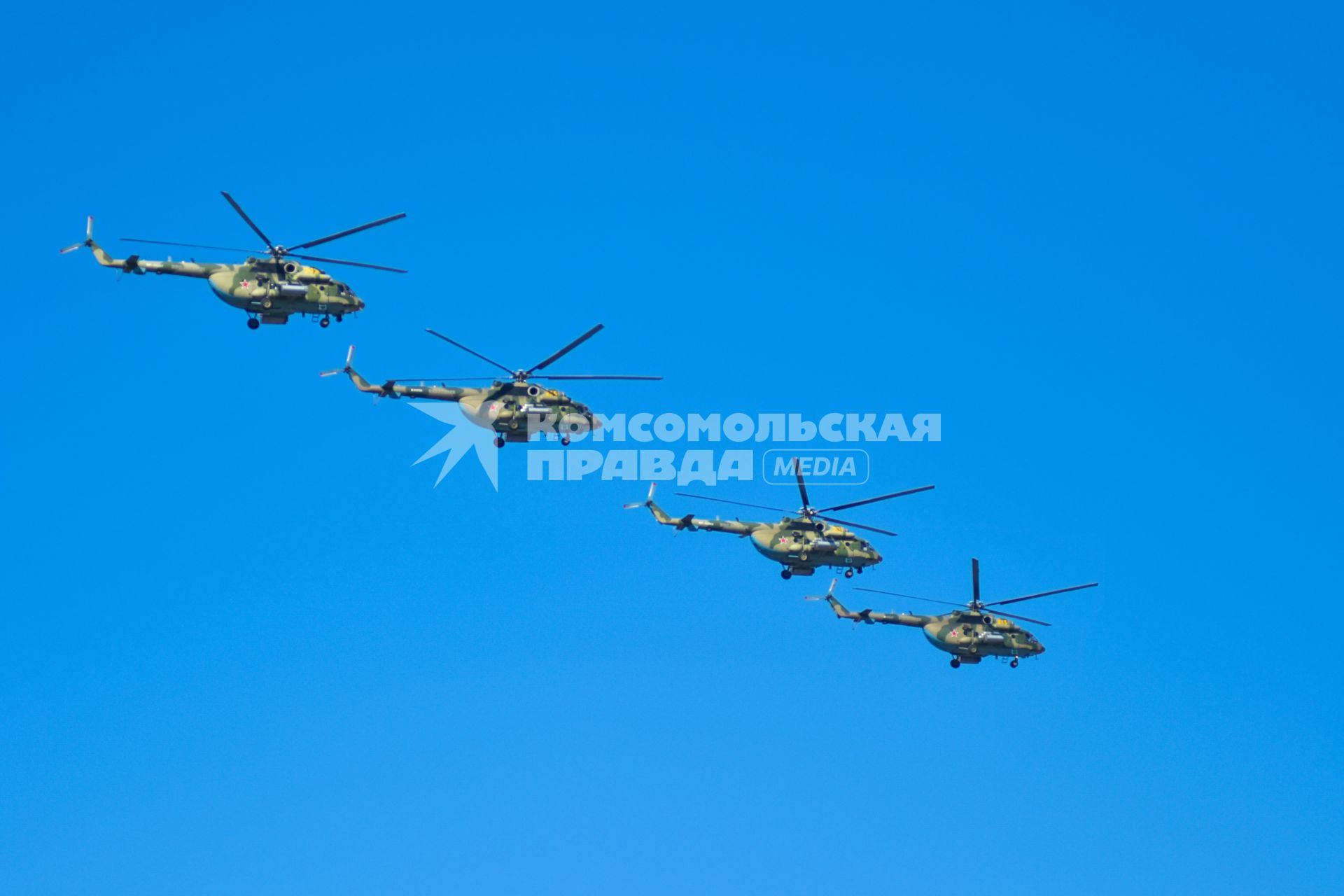 Новосибирск. Многоцелевые вертолеты Ми-8МТ во время воздушного Парада Победы летят над городом.