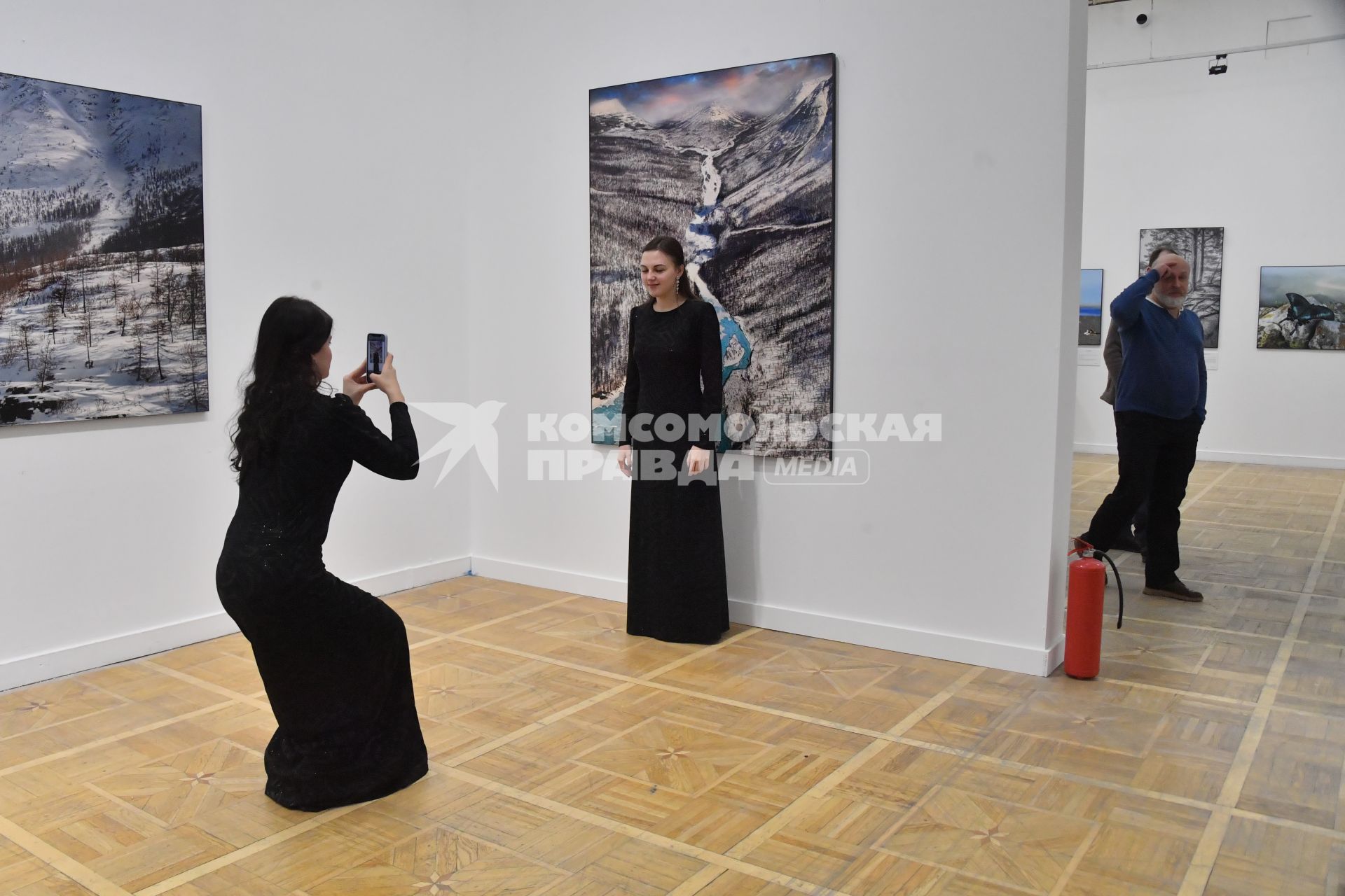 Москва. Девушки фотографируются на открытии Общероссийского фестиваля природы `Первозданная Россия`.